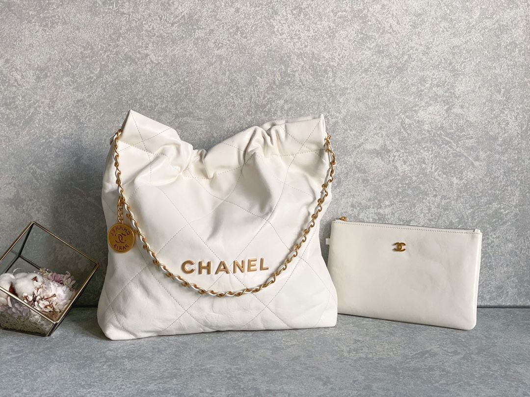 El nuevo bolso shopping 22 de Chanel continúa el diseño del clásico acolchado de diamantes y correas de cadena de cuero…