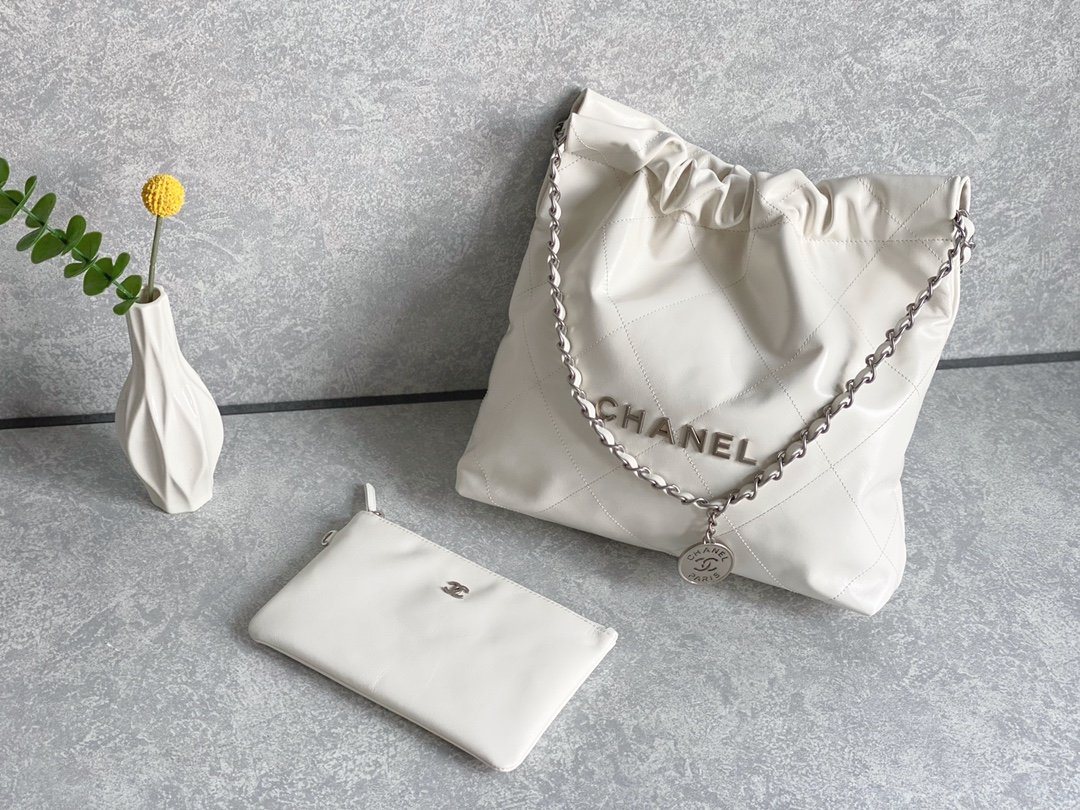 Chanel nuevo 22 bolso de compras, continúa con el clásico diseño de acolchado en rombos y la correa de cadena de cuero …