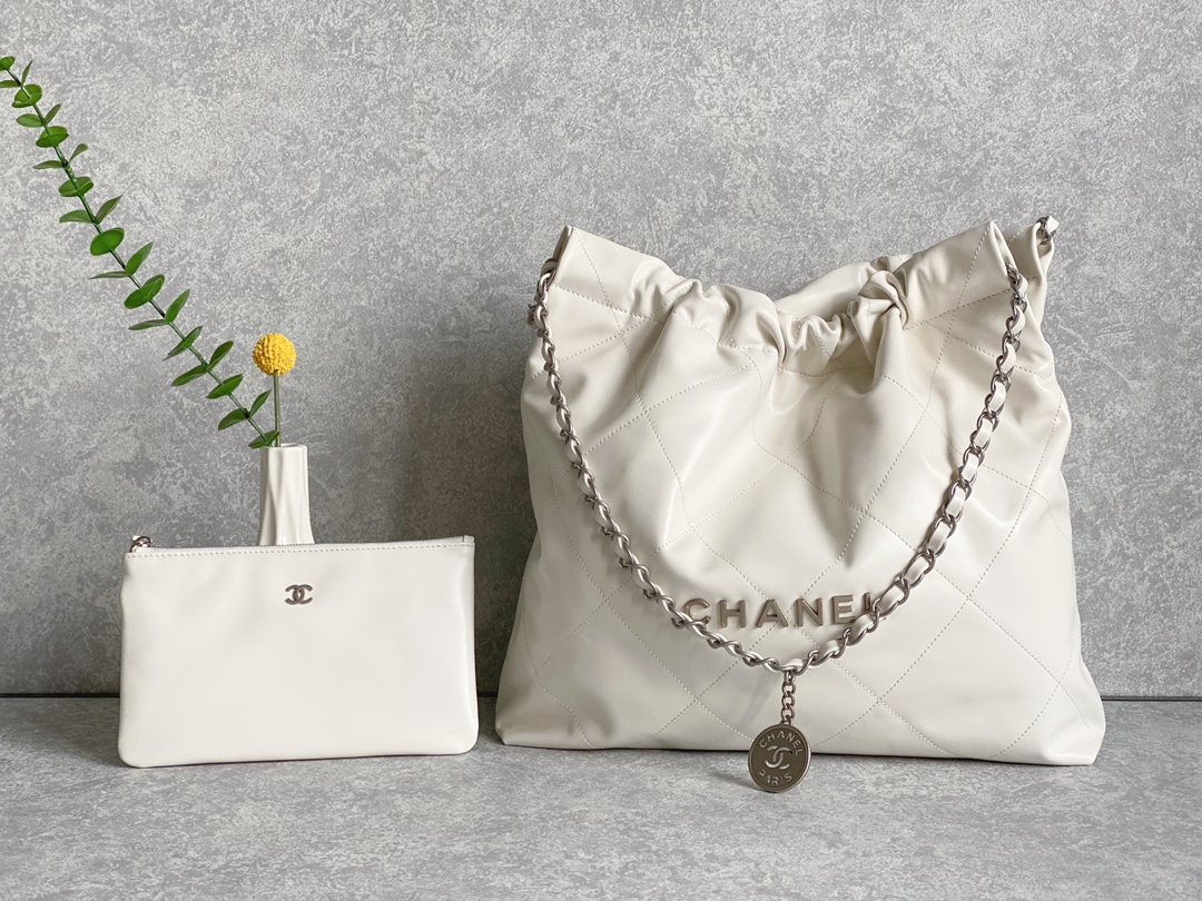 Chanel nuevo modelo, bolso de compras 22, continúa el clásico acolchado de rombos y la correa de cadena con cuero, apar…