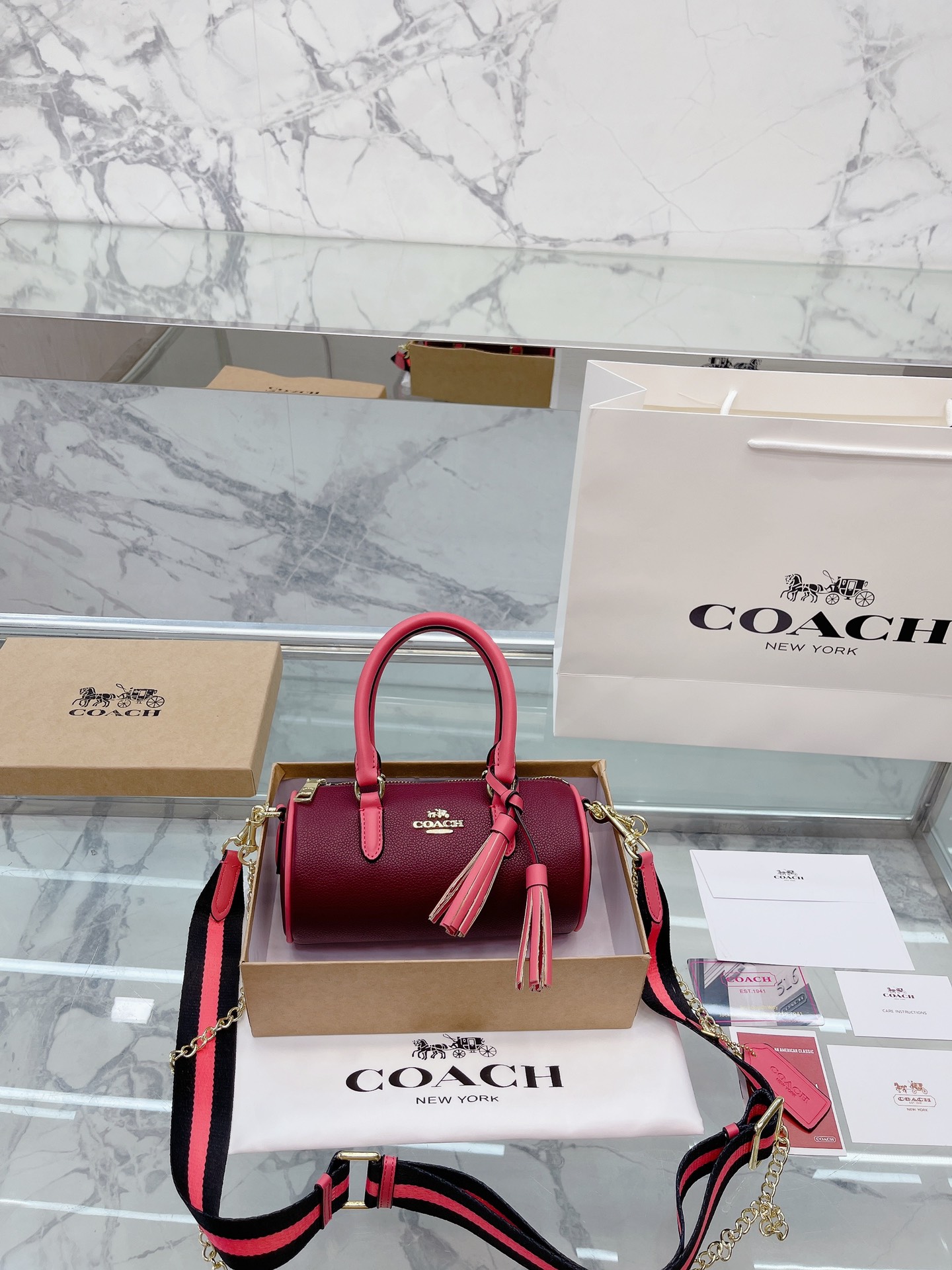 J5  Lacey 笔筒包 姒 Coach 蔻驰 笔筒包来啦! Coach Lacey Crossbody 复古小圆筒造型，搭配学院风条纹肩带~ 复古潮流即视感加上年轻的时尚元素很有感觉 复古造型的圆筒状设计轮廓好有感觉 包身采用鹅卵石牛皮 配学院风织布肩带 简单百搭 又年轻时尚的感觉 配链条 尺寸20 12cm  Lacey 笔筒包 姒 Coach 蔻驰 笔筒包来啦! Coach Lacey Crossbody 复古小圆筒造型，搭配学院风条纹肩带~ 复古潮流即视感加上年轻的时尚元素很有感觉 复古造型的圆筒状设计轮廓好有感觉 包身采用鹅卵石牛皮 配学院风织布肩带 简单百搭 又年轻时尚的感觉 配链条 尺寸20 12cm