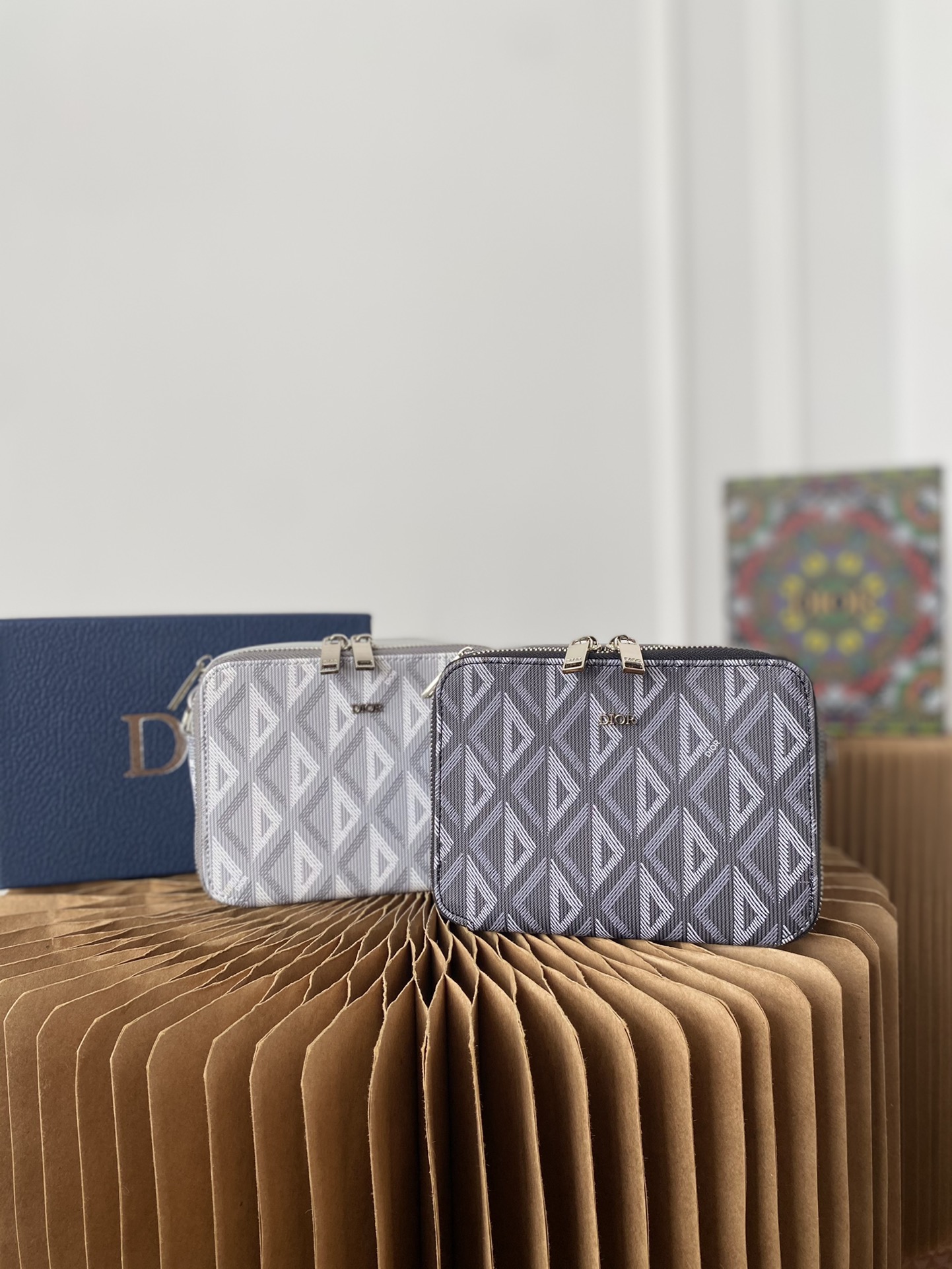 J0  Dior  迪奥  CD Diamond钻石图案小方包 单肩背包 男女通用 明星单品 采用精湛镶嵌细工，经典百搭 实物拍摄 原厂原版面料 配送小票防尘袋 礼盒 17 x 12 cm。