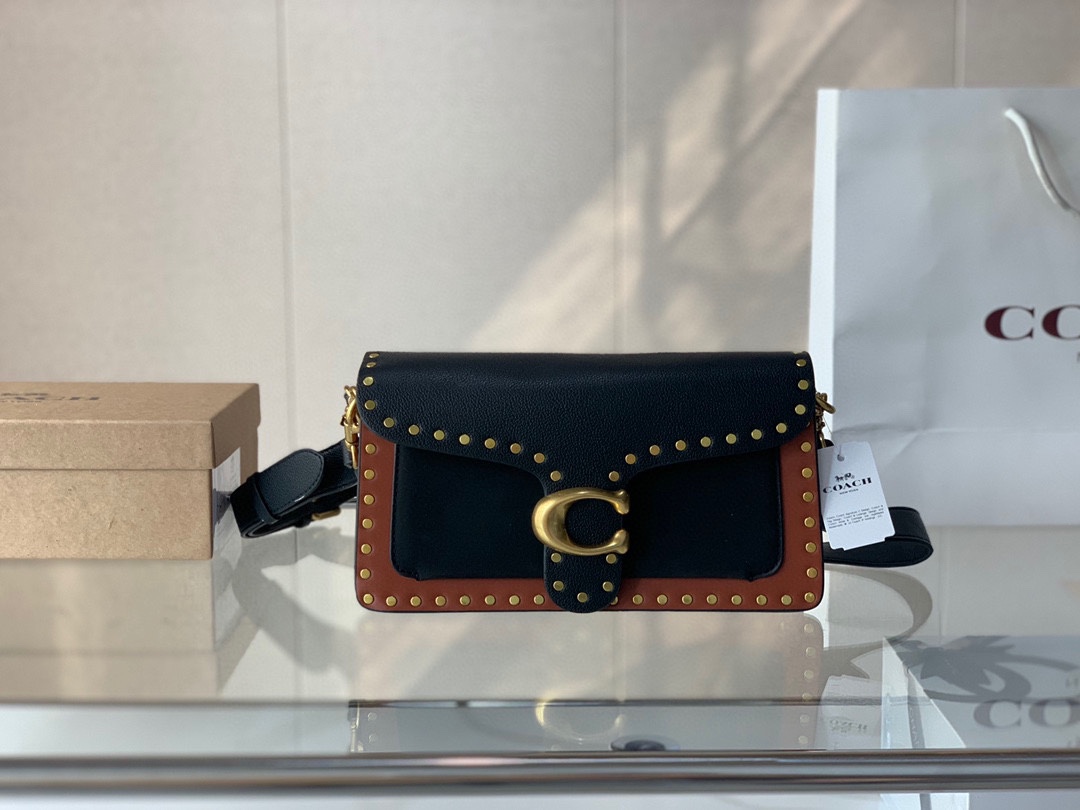 J5 铆钉 Tabby Coach酒神包Tabby手提包单肩斜挎包。让小姐姐第一眼看到就会爱上它。被誉为平价版小酒神包的 Coach 蔻驰 Tabby，复古又百搭，很受欢迎啊。五金扣厚实，整体精致小巧，还特别能装。每个包配一长一短两天可卸肩带，内部结构分层合理，中间一个带拉链的隔层小袋，把包分成三格，简直完美尺寸：25*15*7.5cm。这个尺寸觉得刚刚好合适，手提单肩斜挎都没有问题的