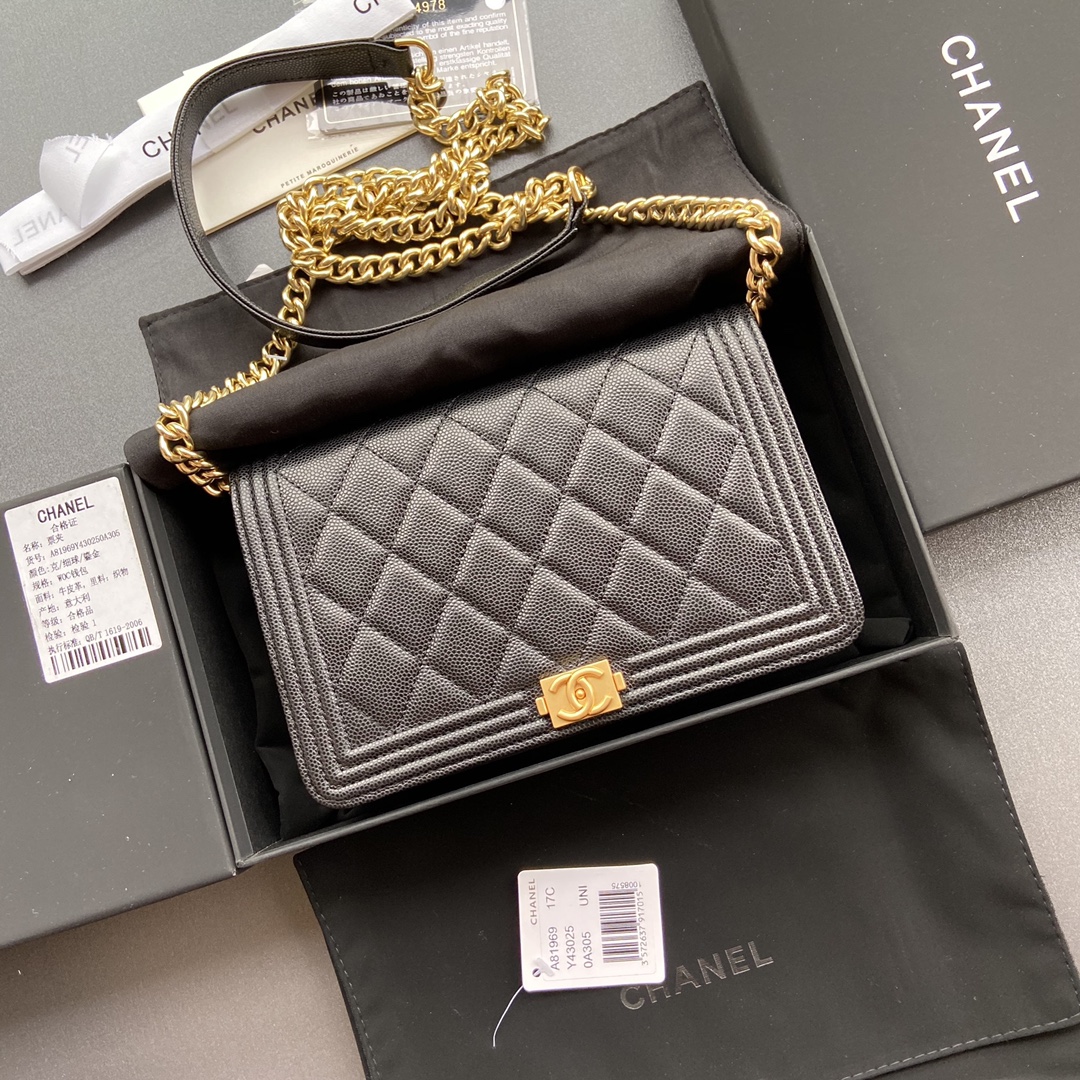 NO:672940,Woc series: 19.5cm. Fashion and classic are integrated into one, never out of date. The leather is imported from the factory with black fine ball grain cowhide. The hardware is all gilt steel. Sizew19.5×h13×d3.5. Model 81969, chanel wallet, chanel, wallets, cowhide.19860909Woc系列 :19.5cm 时尚与经典融为一体,永不过时 皮料原厂进口黑色细球纹牛皮 五金全钢鎏金 Sizew19.5×h13×d3.5 型号81969,chanel钱包,chanel,wallets,cowhide,欧美剧