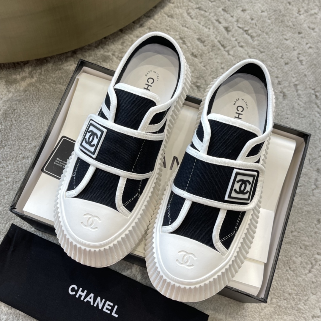 CHANEL キャンバスシューズ インフルエンサーや芸能人も大推し 脚を細く長く見せる 愛嬌のあるレトロなシルエット キャンバス 水染め牛革