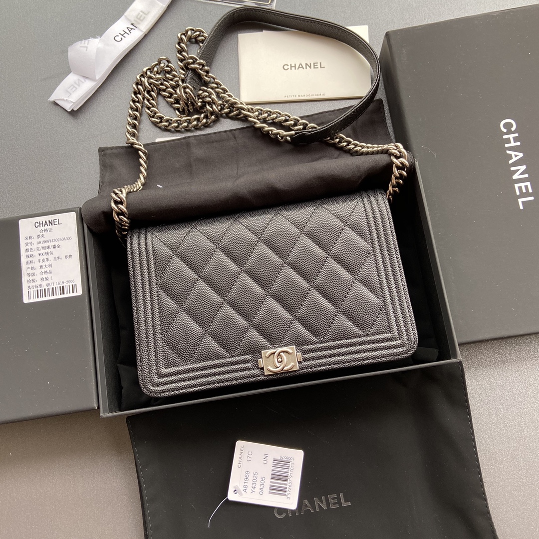 NO:672939,Woc series: 19.5cm, fashion and classic are integrated, never go out of style. The leather is imported from the factory with black fine ball grain cowhide. The hardware is all steel and antique silver. Sizew19.5×h13×d3.5. Model 81969, chanel wallet, chanel, wallets, cowhide.19860909Woc系列 :19.5cm 时尚与经典融为一体,永不过时 皮料原厂进口黑色细球纹牛皮 五金全钢古银 Sizew19.5×h13×d3.5 型号81969,chanel钱包,chanel,wallets,cowhide,欧美剧