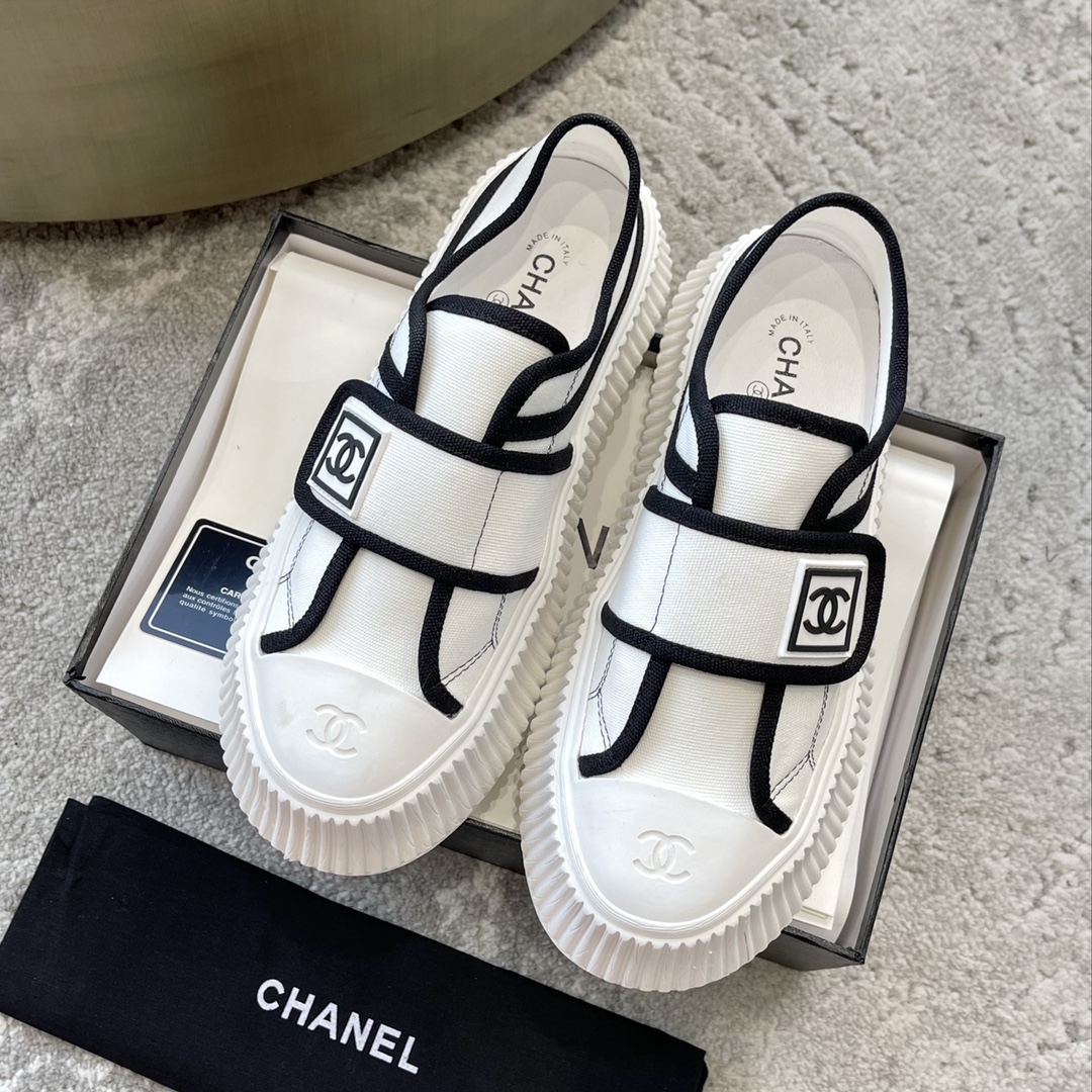CHANEL キャンバスシューズ インフルエンサーや芸能人も大推し 脚痩せ効果で脚長見え 愛嬌あるレトロなシルエット キャンバス 水染め牛革
