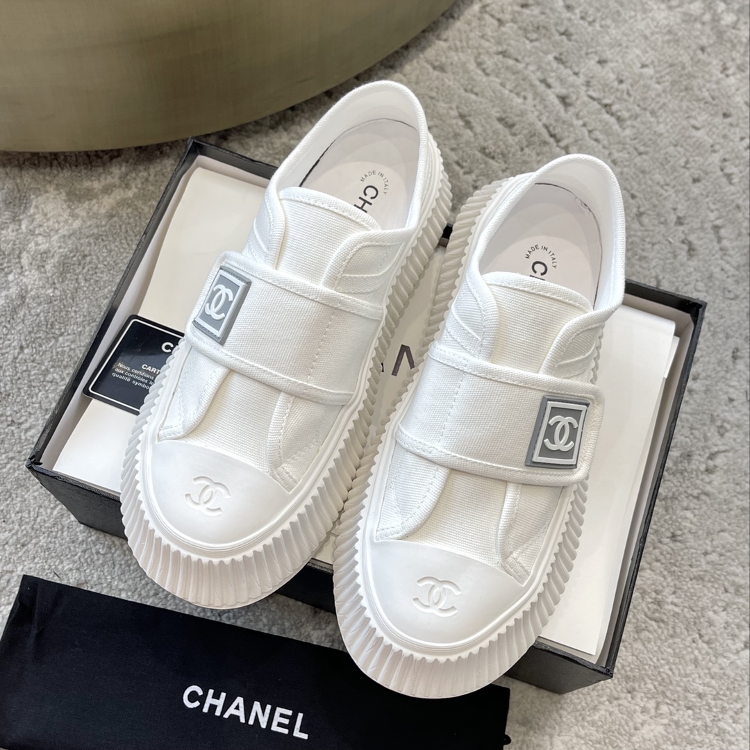 CHANEL キャンバスシューズ インフルエンサーや芸能人も大推し 脚を細く長く見せる 愛らしいレトロなシルエット キャンバス 水染め牛革