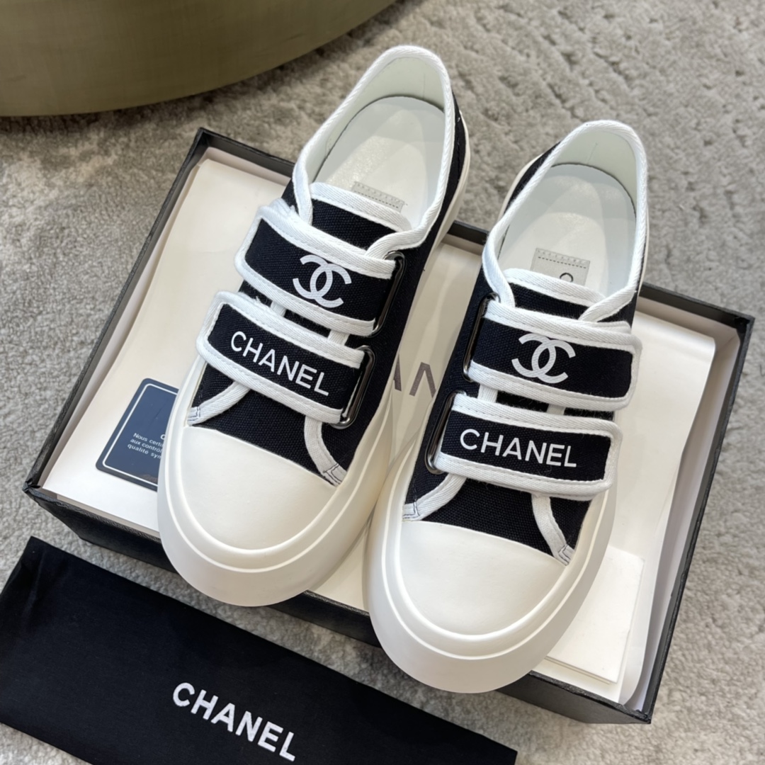 CHANEL キャンバスシューズ インフルエンサーや芸能人も大推し 脚を細く長く見せる レトロでキュートなシルエット キャンバス 水染め牛革