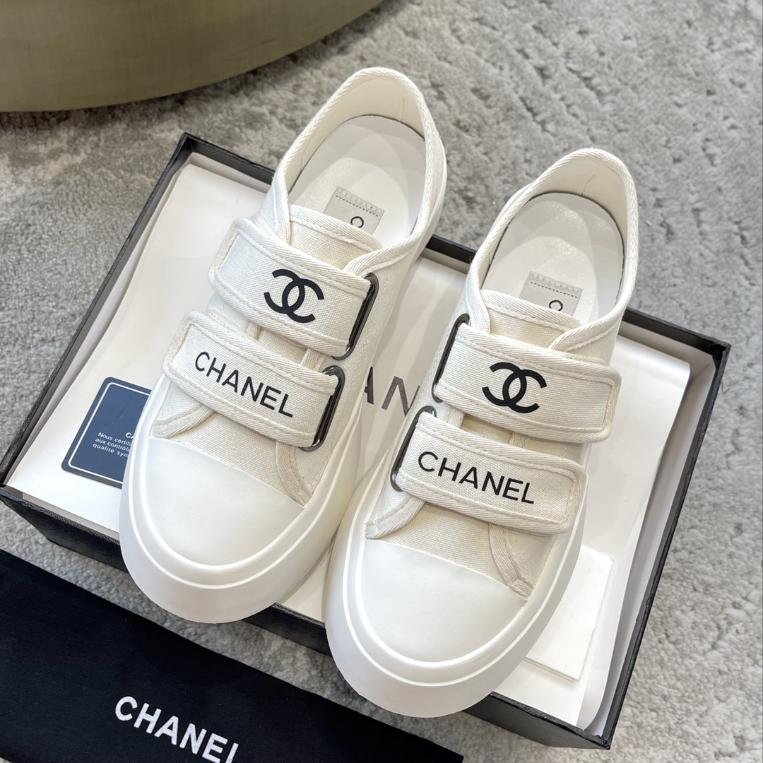 CHANEL キャンバスシューズ インフルエンサーや芸能人も大推し 足が細く長く見える 愛らしいレトロなシルエット キャンバス 水染め牛革