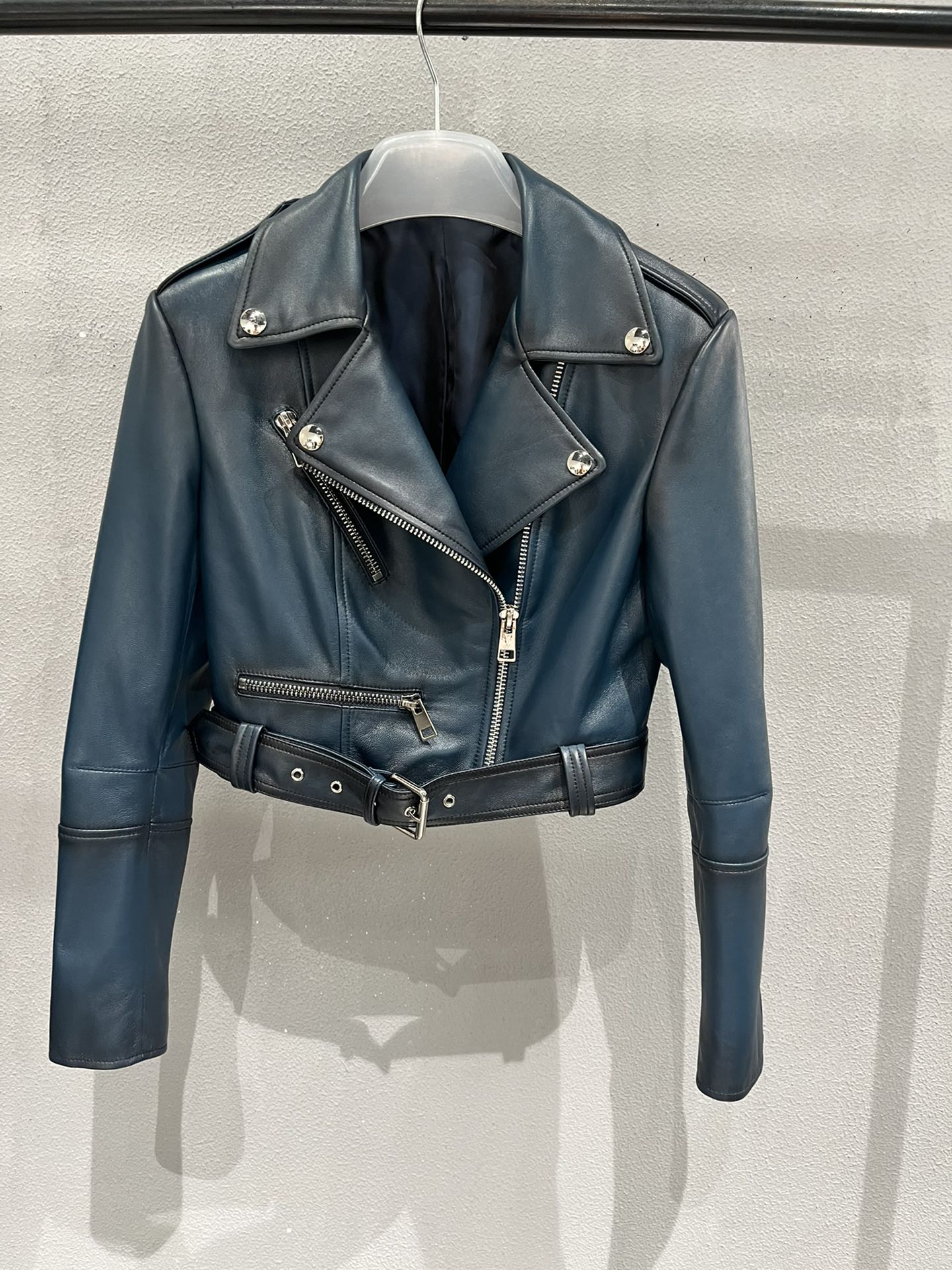 NO:721883,Jacket. Dark blue sheepskin is hand-sprayed. The color is very stylish. The skirt consumes a lot of material and the upper body effect is very beautiful. Women's clothing, skirts, jackets & coats, sheepskin,19860909外套.深蓝色羊皮手工喷色处理,颜色很大气的套装,裙子耗料特别大,上身效果非常好看,女装,skirts,jackets & coats,sheepskin,,Women's clothing