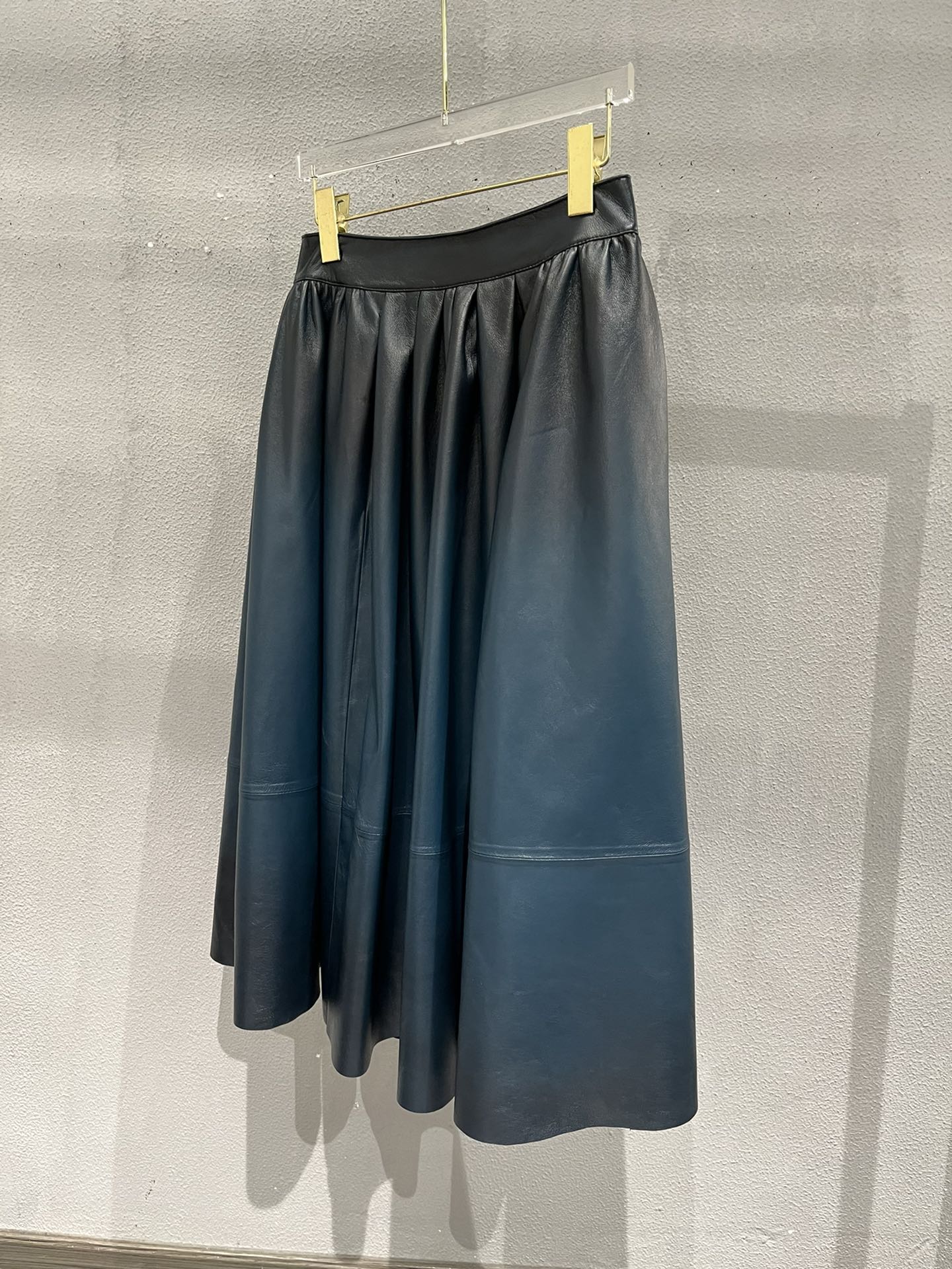 NO:721888,Dark blue sheepskin is hand-sprayed, no urgent orders are accepted. The suit is very colorful, the skirt consumes a lot of material, the upper body effect is very good, women's clothing, skirts, sheepskin,19860909深蓝色羊皮手工喷色处理,不接急单.颜色很大气的套装,裙子耗料特别大,上身效果非常好,女装,skirts,sheepskin,,Women's clothing