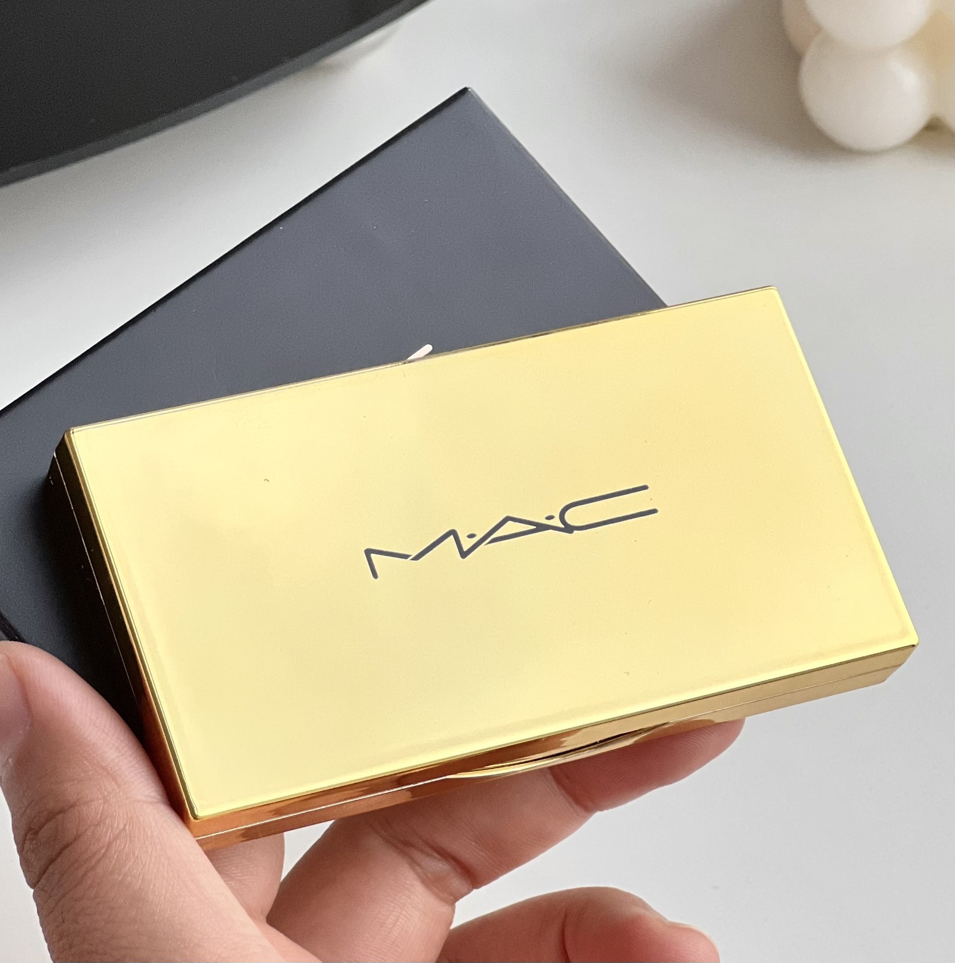 70💰MAC小金盒修容高光双色盘7g

修容届天花板❗ MAC终于想通了😱王炸新品小金盒omega鼻影➕生姜高光两大顶流单品二合一