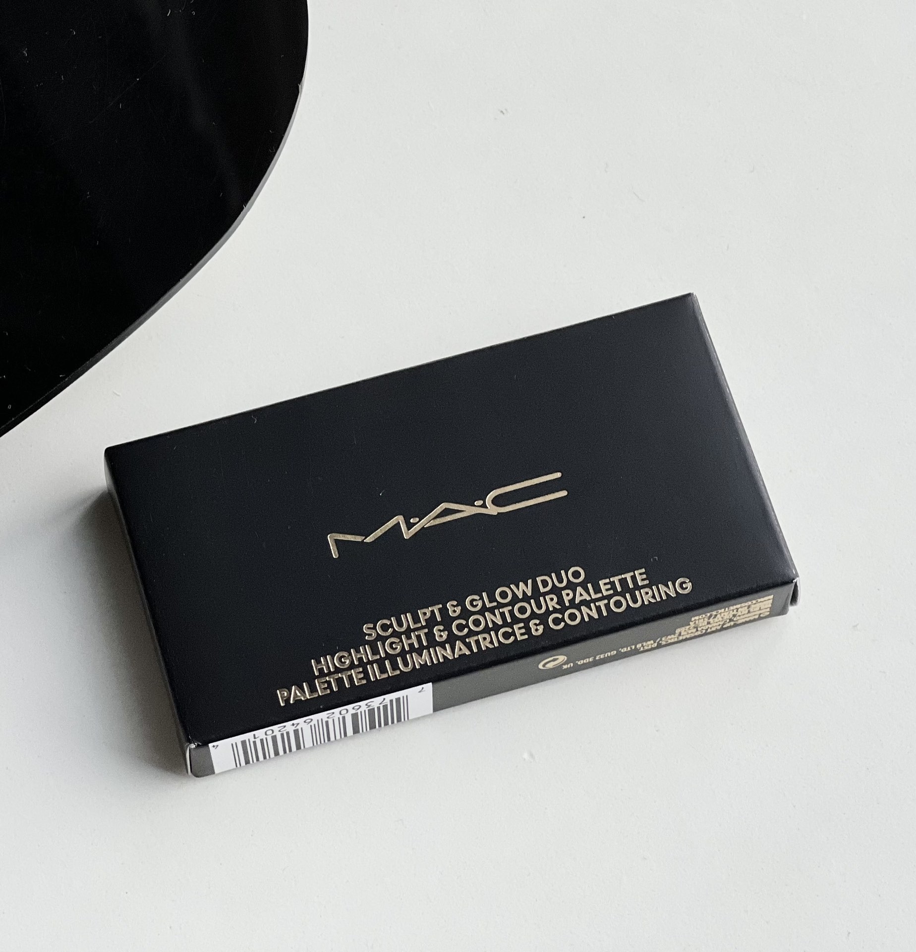 70💰MAC小金盒修容高光双色盘7g

修容届天花板❗ MAC终于想通了😱王炸新品小金盒omega鼻影➕生姜高光两大顶流单品二合一