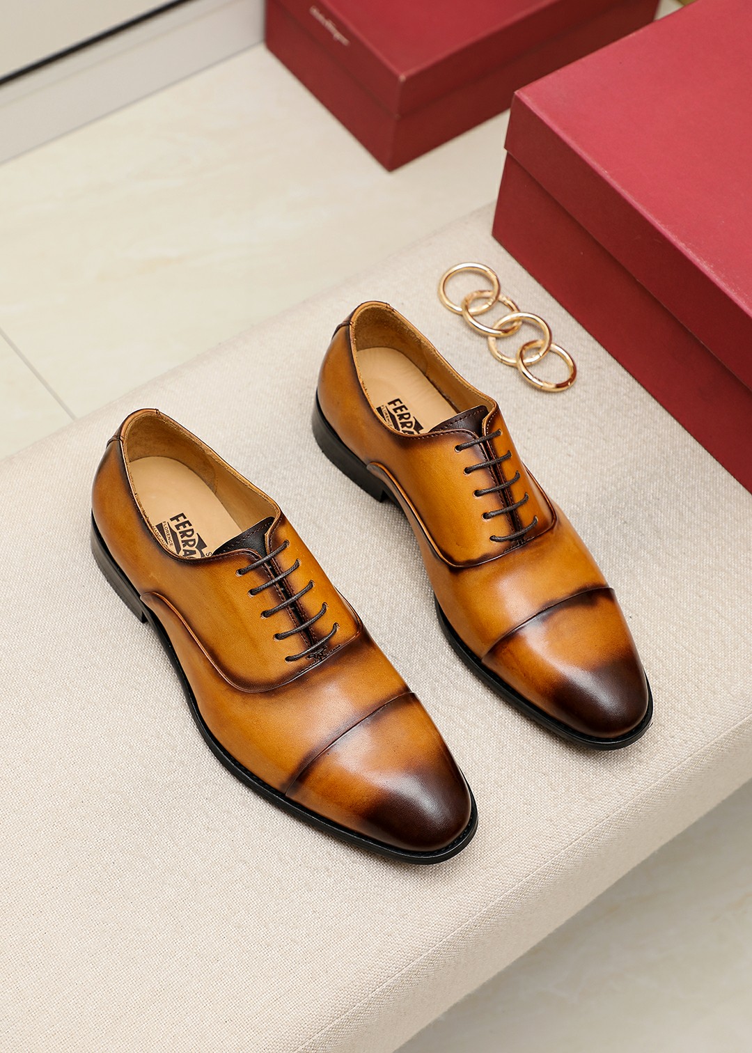 J0 菲拉格慕官网爆款休闲商务皮鞋原版一比一复刻，….那种沉稳内涵儒雅的品味….无法言喻的开启时尚鞋履的旅程从容应对各种场合大牌的气势不言而明上脚舒适大气鞋面采用开边珠牛皮配原版材料，吸汗牛皮内里，牛皮垫脚。时尚必备
