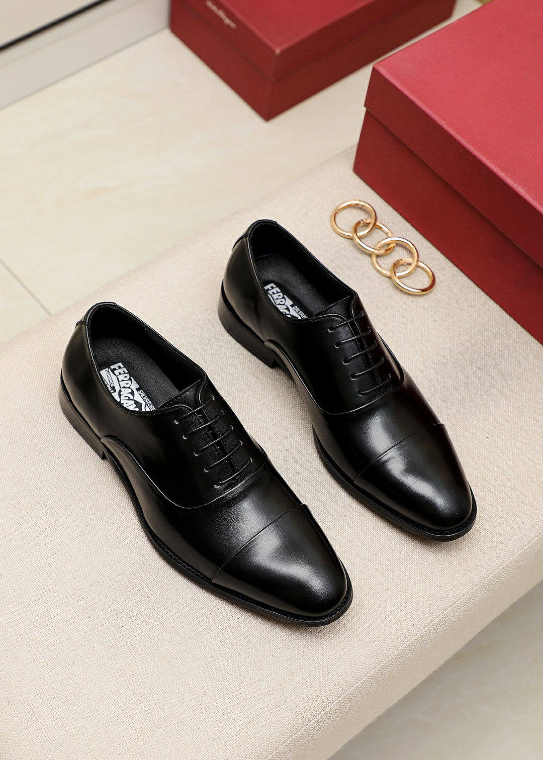 J0 菲拉格慕官网爆款休闲商务皮鞋原版一比一复刻，….那种沉稳内涵儒雅的品味….无法言喻的开启时尚鞋履的旅程从容应对各种场合大牌的气势不言而明上脚舒适大气鞋面采用开边珠牛皮配原版材料，吸汗牛皮内里，牛皮垫脚。时尚必备