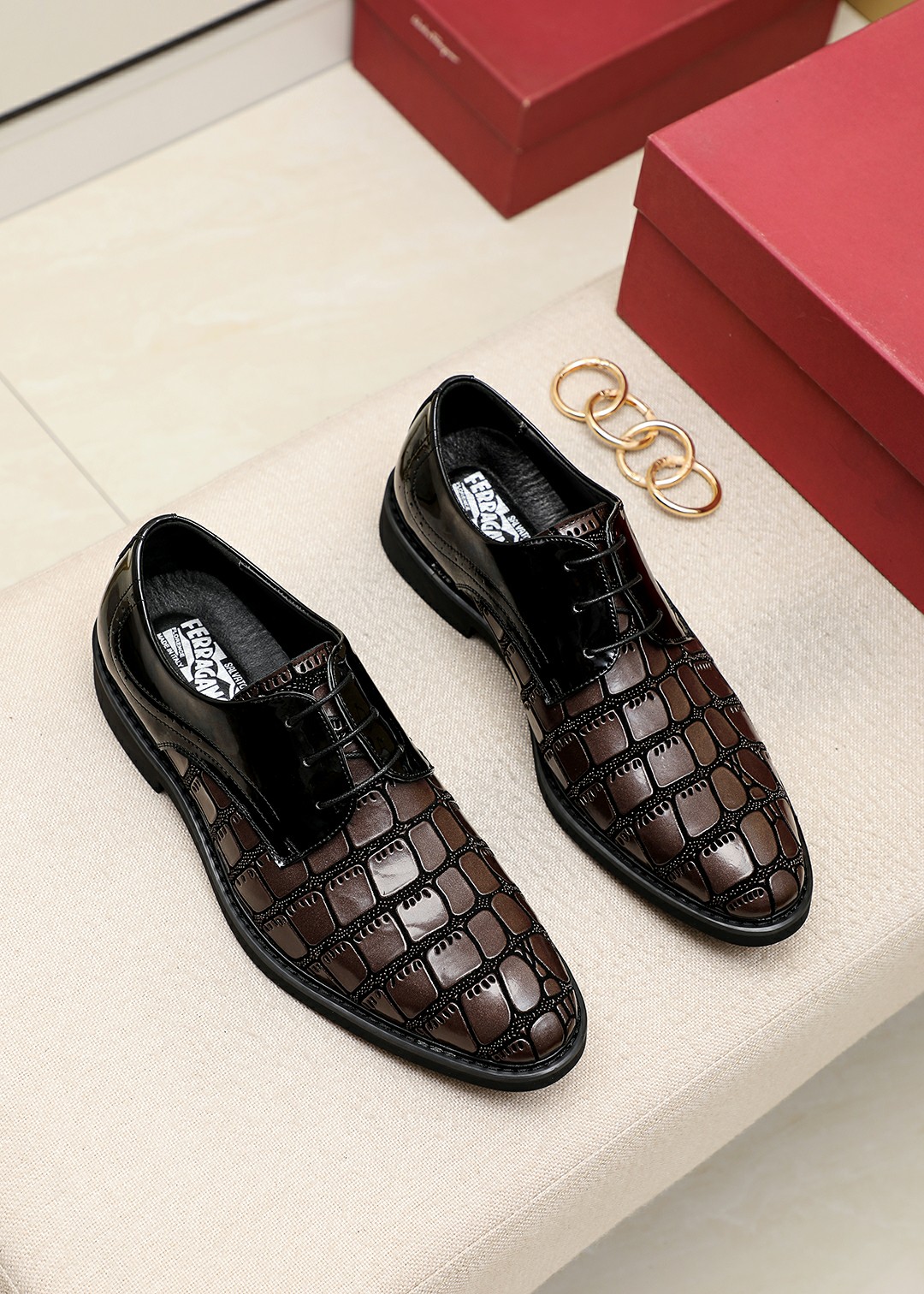 J0 菲拉格慕官网爆款休闲商务皮鞋原版一比一复刻，….那种沉稳内涵儒雅的品味….无法言喻的开启时尚鞋履的旅程从容应对各种场合大牌的气势不言而明上脚舒适大气鞋面采用开边珠牛皮配原版材料，吸汗牛皮内里，牛皮垫脚。时尚必备