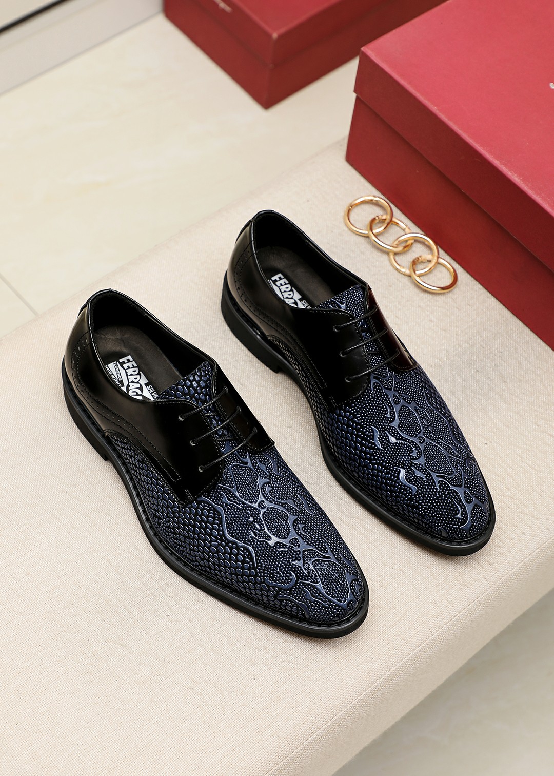 J0 菲拉格慕官网爆款休闲商务皮鞋原版一比一复刻，….那种沉稳内涵儒雅的品味….无法言喻的开启时尚鞋履的旅程从容应对各种场合大牌的气势不言而明上脚舒适大气鞋面采用开边珠牛皮配原版材料，吸汗牛皮内里，牛皮垫脚。时尚必备