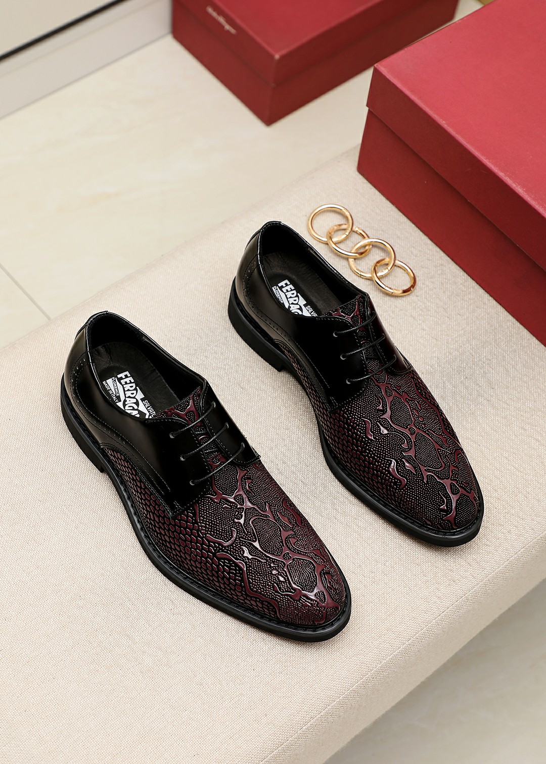 J0 菲拉格慕官网爆款休闲商务皮鞋原版一比一复刻，….那种沉稳内涵儒雅的品味….无法言喻的开启时尚鞋履的旅程从容应对各种场合大牌的气势不言而明上脚舒适大气鞋面采用开边珠牛皮配原版材料，吸汗牛皮内里，牛皮垫脚。时尚必备