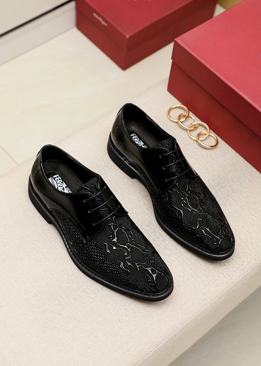 J0 菲拉格慕官网爆款休闲商务皮鞋原版一比一复刻，….那种沉稳内涵儒雅的品味….无法言喻的开启时尚鞋履的旅程从容应对各种场合大牌的气势不言而明上脚舒适大气鞋面采用开边珠牛皮配原版材料，吸汗牛皮内里，牛皮垫脚。时尚必备