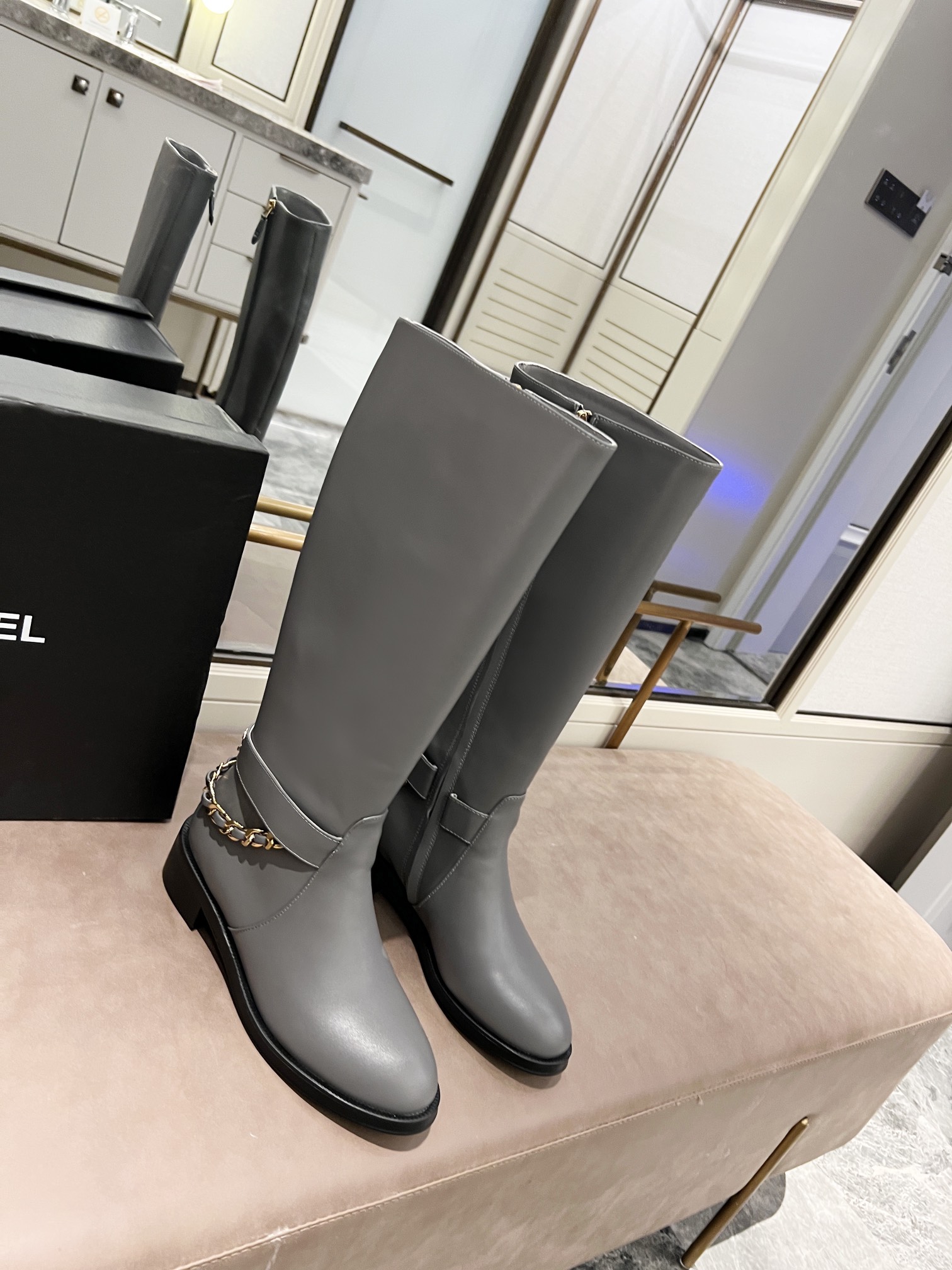 Chanel 香奈儿2022秋冬骑士靴,专柜级品质,搭配经典双C后跟链条元素,版形修长瘦腿百搭 鞋面：进口粒面牛皮 内里：羊皮  颜色两个色 码数:35-4141订做不退换,可订做绒里 ：短靴.长靴