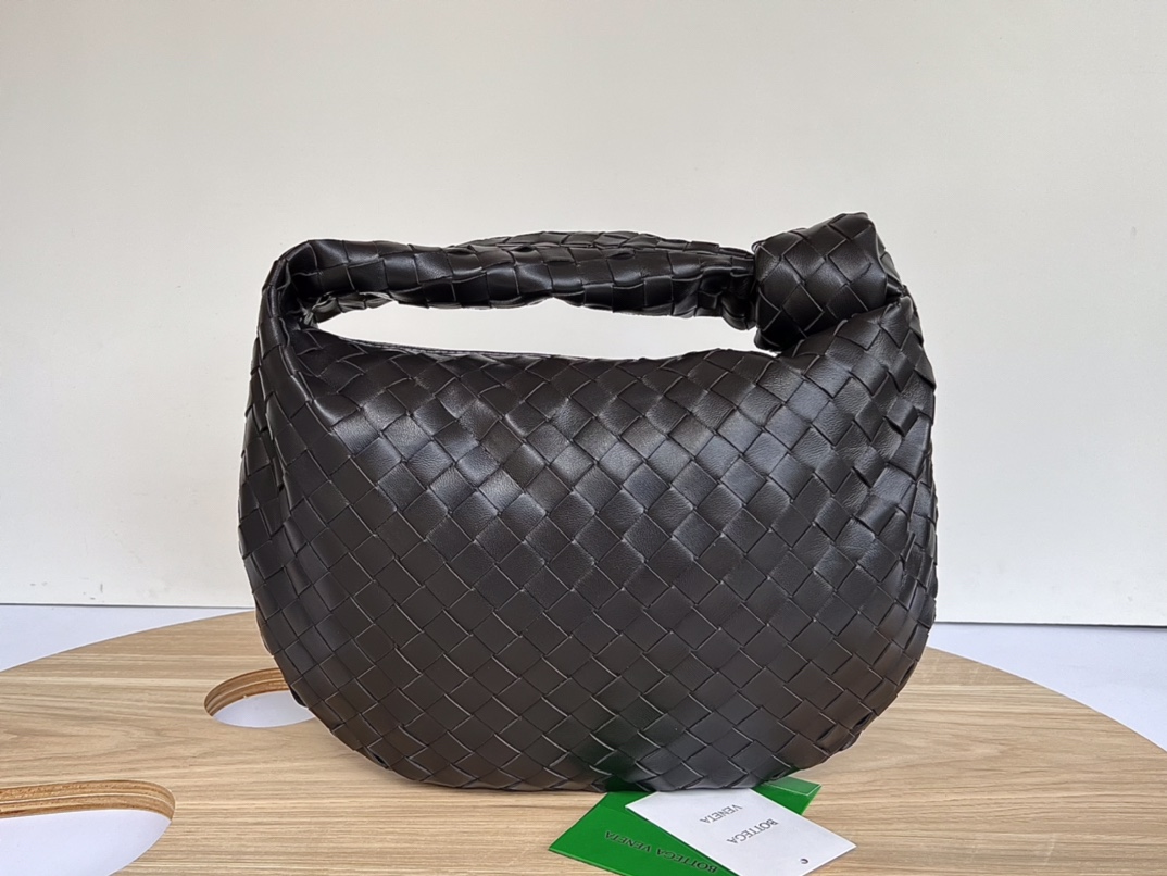 Bottega Veneta Dark brown batch 980 JODIE large size is released ~ 690225. It is much more practical than the small size. The shape is still fash