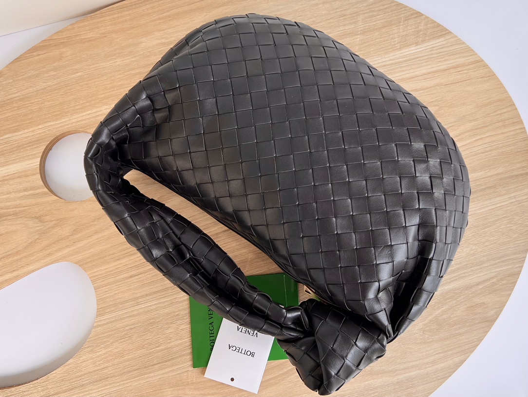 Bottega Veneta Dark brown batch 980 JODIE large size is released ~ 690225. It is much more practical than the small size. The shape is still fash