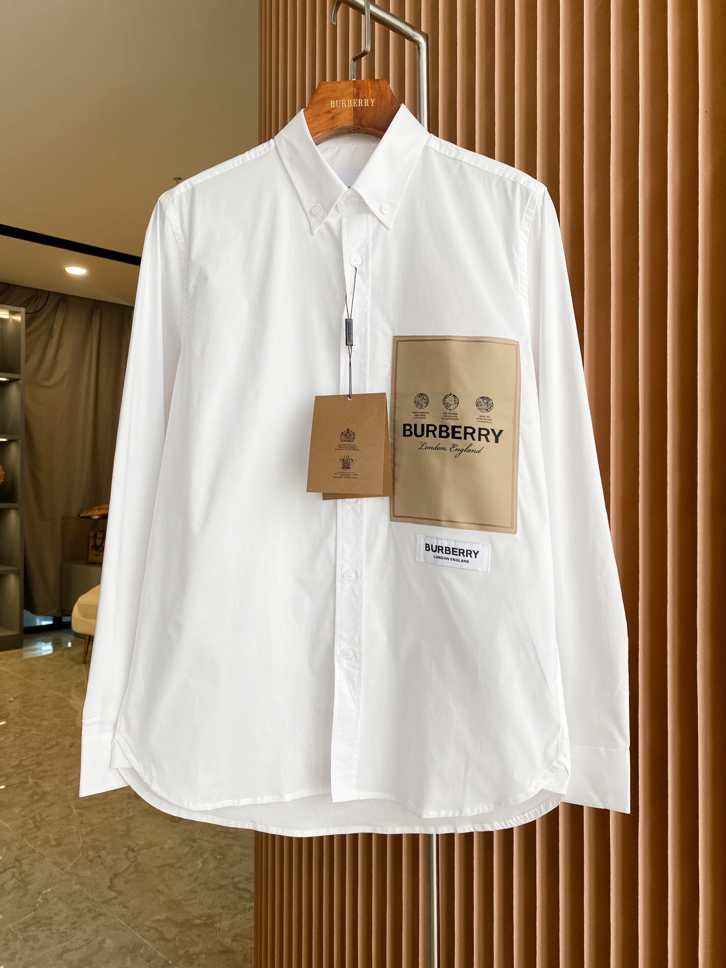 NO:782422,Label applique plaid cotton poplin long-sleeved shirt (-comes with a complete set of small packages) The latest label applique element single item, a century-old classic plaid element, both business and leisure, the same versatile cotton short-sleeved shirt for men and women!  !  To distinguish all versions on the market, it can only be said that they are not at the same level. No matter in terms of materials, detail restoration and craftsmanship, they are not afraid of any challenges, just to provide everyone with wonderful products. The century-old classic plaid element design, decorative brand label printing and plaque decals pay tribute to the brand's history of exploration. The text is excerpted from the book 'Opening Up Space' written by Thomas Burbe*rry, plus a very high-end shell buckle nut!  Undoubtedly a popular item, no one can resist the fashion experience brought by BUR plaid. The classic beige color is more vivid and recognizable. Basically, if you know a little bit about it, you will know that this is the evergreen style. This is also an indispensable boutique series of BUR every year. As the saying goes, the spring breeze is no match for you wearing a plaid shirt!  !  Moreover, this style adopts a classic loose-fitting cutting design, which is undoubtedly the most versatile and least picky style design. It can be easily used for daily leisure and business, and is also suitable for various occasions. It has an authentic sense of British fashion and makes the upper body feel full of energy!  !  If you want to make a choice among short-sleeved shirts and want to show your style, temperament and charm, then BUR is undoubtedly the best matching choice. Nothing can set off your aura better than this royal classic brand!  !  Without further ado, let’s take control of this product by ourselves!  !  There are five sizes: S, M, L, XL, XXL, Burberry-clothing, burberry, shirts, T-shirt,19860909标签贴花格纹棉府绸长袖衬衫（-配全套小包装）最新标签贴花元素单品,百年经典格纹元素,商务休闲兼备,男女同款百搭棉质短袖衬衫！！ 区分市面上一切版本 只能说根本就不是一个级别的存在 不管是材质还是细节还原度以及工艺制作方面 不惧任何挑战,只为给大家奉献绝妙产物 百年经典的格纹元素设计,装饰品牌标签印花饰牌贴花,致敬品牌探索历史,其中的文字摘录自Thomas burbe*rry所著《开拓空间》一书,加上非常显高级的贝壳扣母！毋庸置疑的爆款单品,没有一个人可以抵抗BUR格纹所带来的时尚体验,经典的典藏米色更加鲜艳具有辨识度,基本上稍微懂点行的,就知道这个是万年青的款式,这也是BUR每年都不可缺少的精品系列,正所谓,春风十里不敌穿格子衬衫的你！！ 并且此款采用经典宽松版型裁剪设计,这无疑是最为百搭最不挑人的版型设计了,日常的休闲商务皆可轻松驾驭,也适应各种场合的穿搭,地道的英伦风尚感,上身给人的精气神都是相当饱满的感觉！！ 假如你要在短袖衬衫中做出一个选择,想展现你的格调,气质跟魅力的话,那么BUR无疑是最佳的搭配选择,没有什么比这个皇室的经典品牌更能衬托你的气场了！！ 不再多言,大家自行把控此款吧！！ 码数有五个S、M、L、XL、XXL,博柏利-服装,burberry,shirts,T-shirt,,Women's clothing