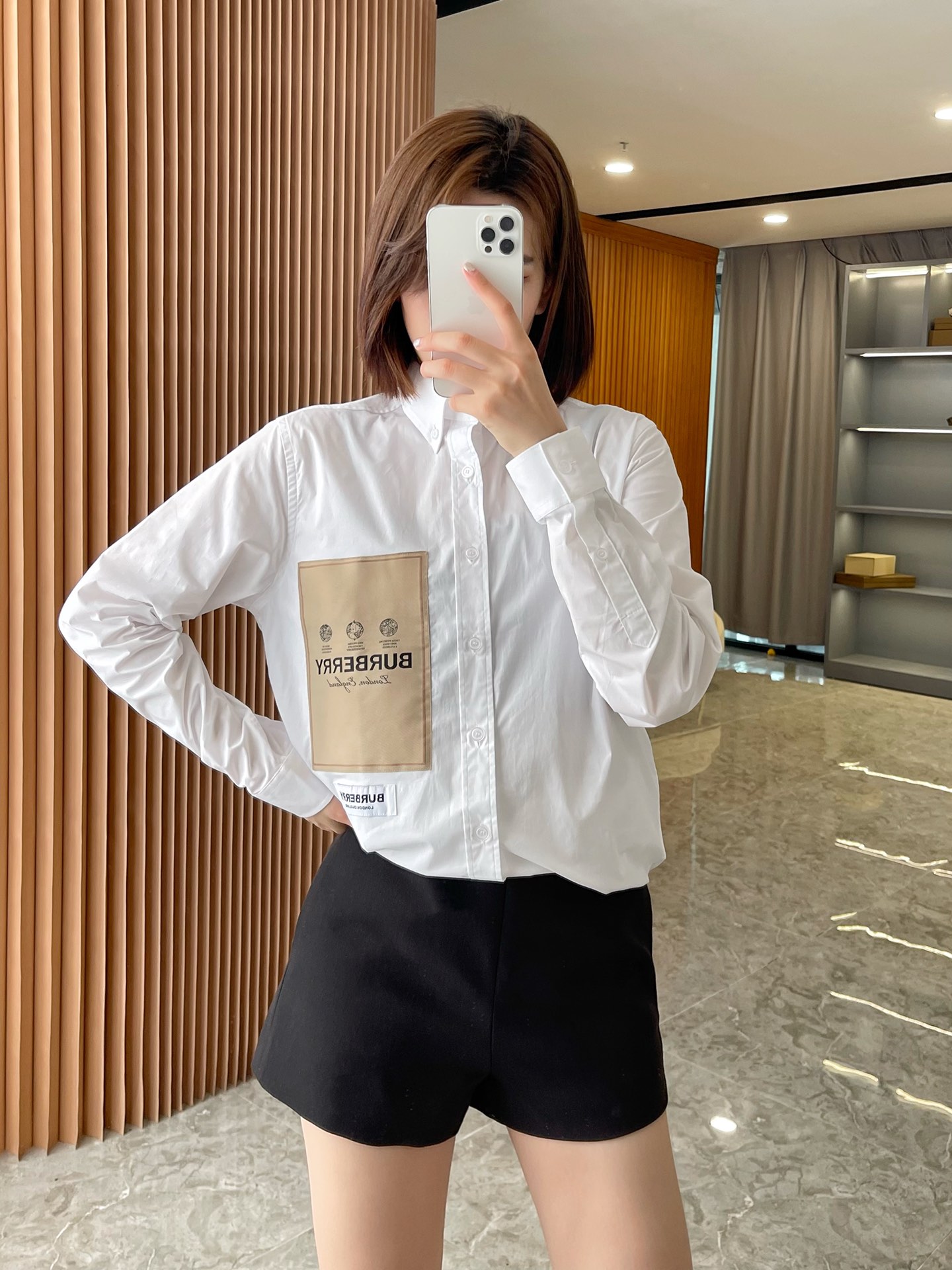 NO:782430,Actual shot of model's white upper body, Burberry-clothing,19860909模特白色上身实拍演绎,博柏利-服装,,Women's clothing