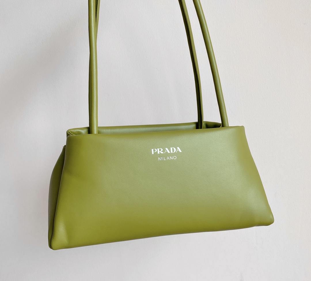Pure original special offer 700 Pradas new product is flawless, cleared and repaired, dont hesitate to take a fancy, the original nappa calfskin