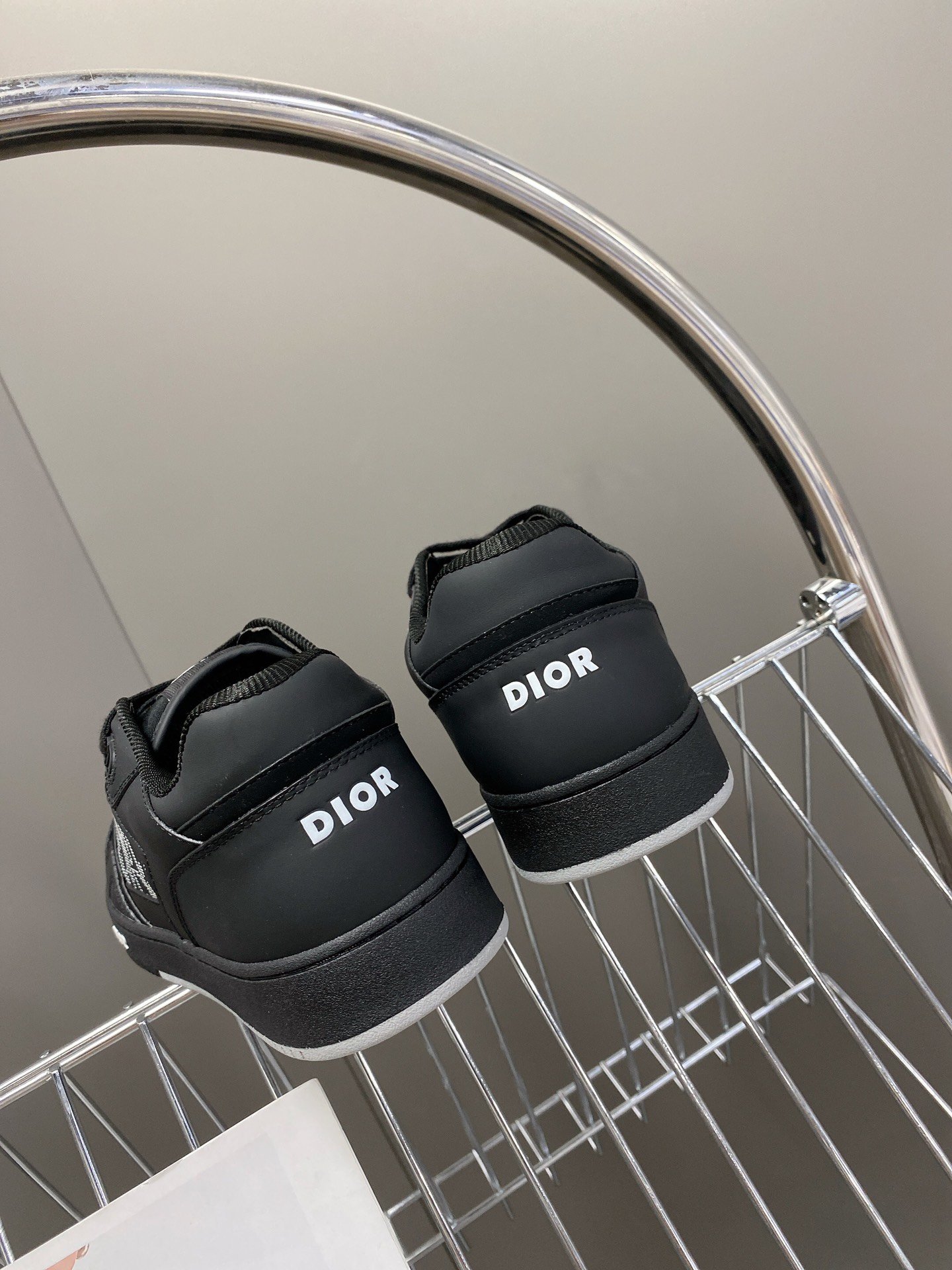 Dior迪奥B27系列情侣款老花休闲运动板鞋这款B27高帮运动鞋是Dior的经典单品采用奶油白色和灰白色