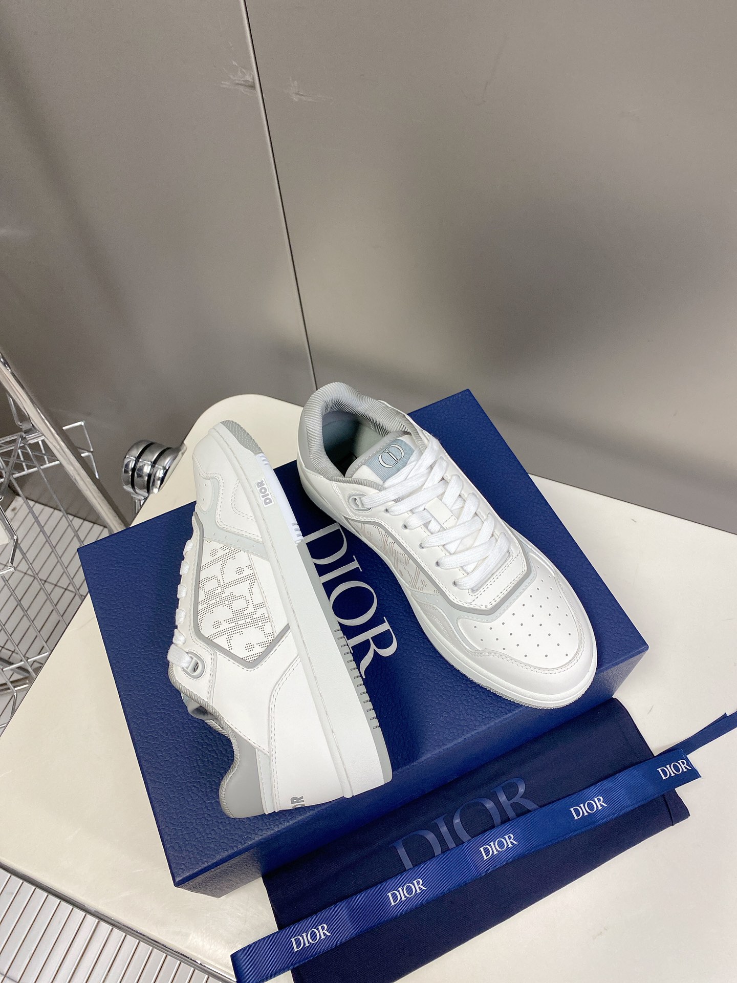 打印20Dior迪奥B27系列情侣款老花休闲运动板鞋这款B27高帮运动鞋是Dior的经典单品采用奶油白色