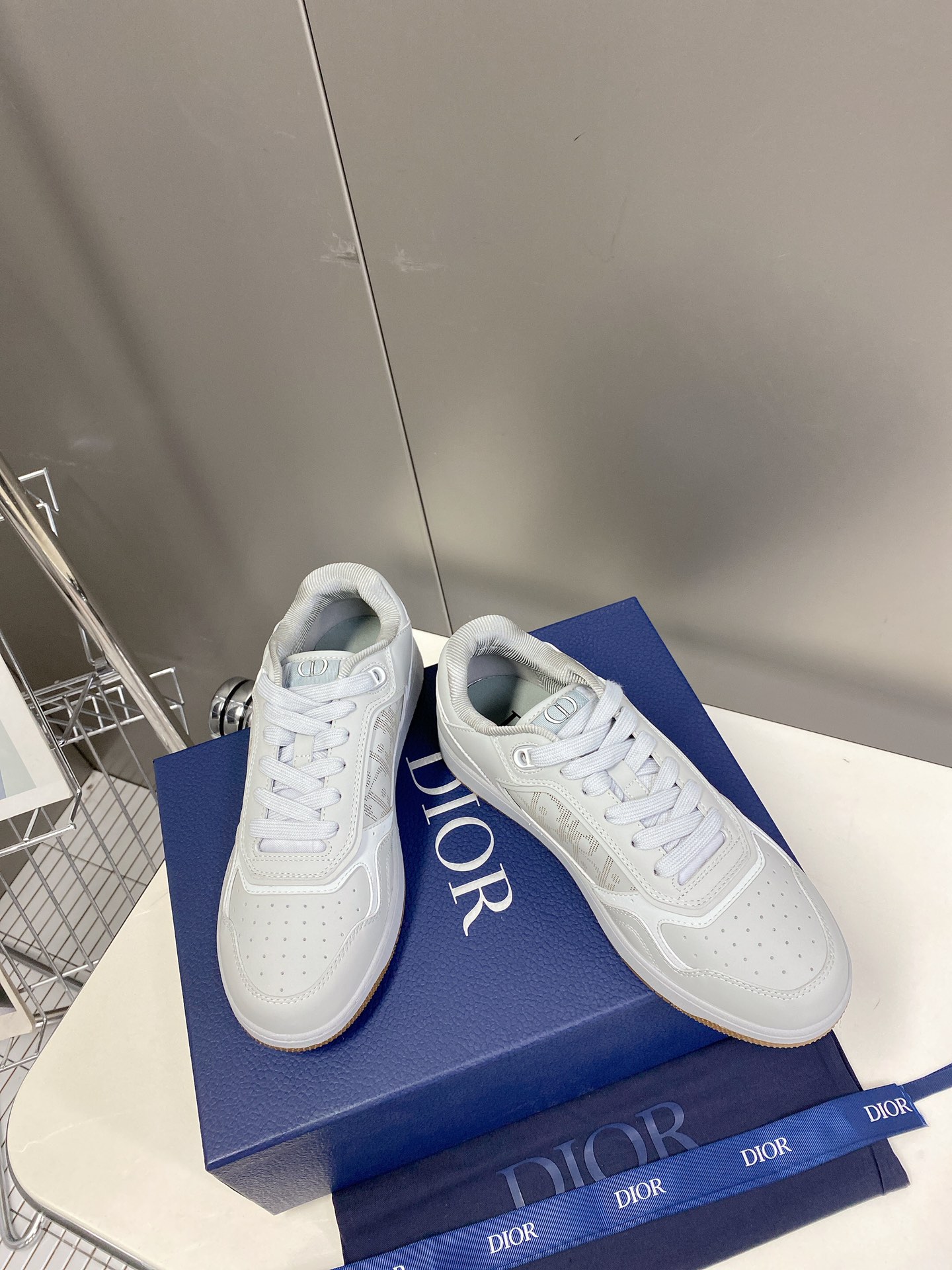 打印20Dior迪奥B27系列情侣款老花休闲运动板鞋这款B27高帮运动鞋是Dior的经典单品采用奶油白色