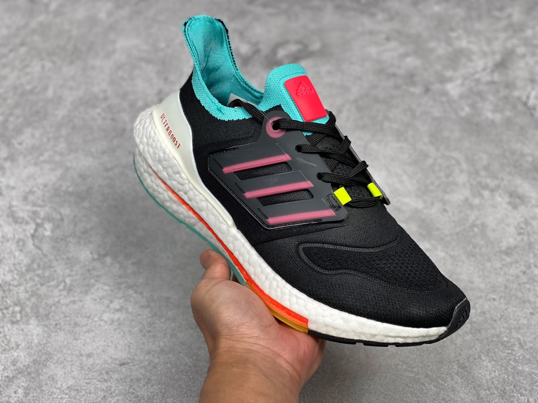 H0 公司级 UB 2022爆米花 前凸后翘”的adidas ultra boost 2020系列正式曝光，新一代的ulrtra boost 22在中底的部分添加了更多的boost材质面积，除了部分标志性的细节处外，这次更新的款式以”前凸后翘”的流线型呈现。中底的支撑片也变成了造型奇特的”U”型，鞋子设计十分有速度感。官方