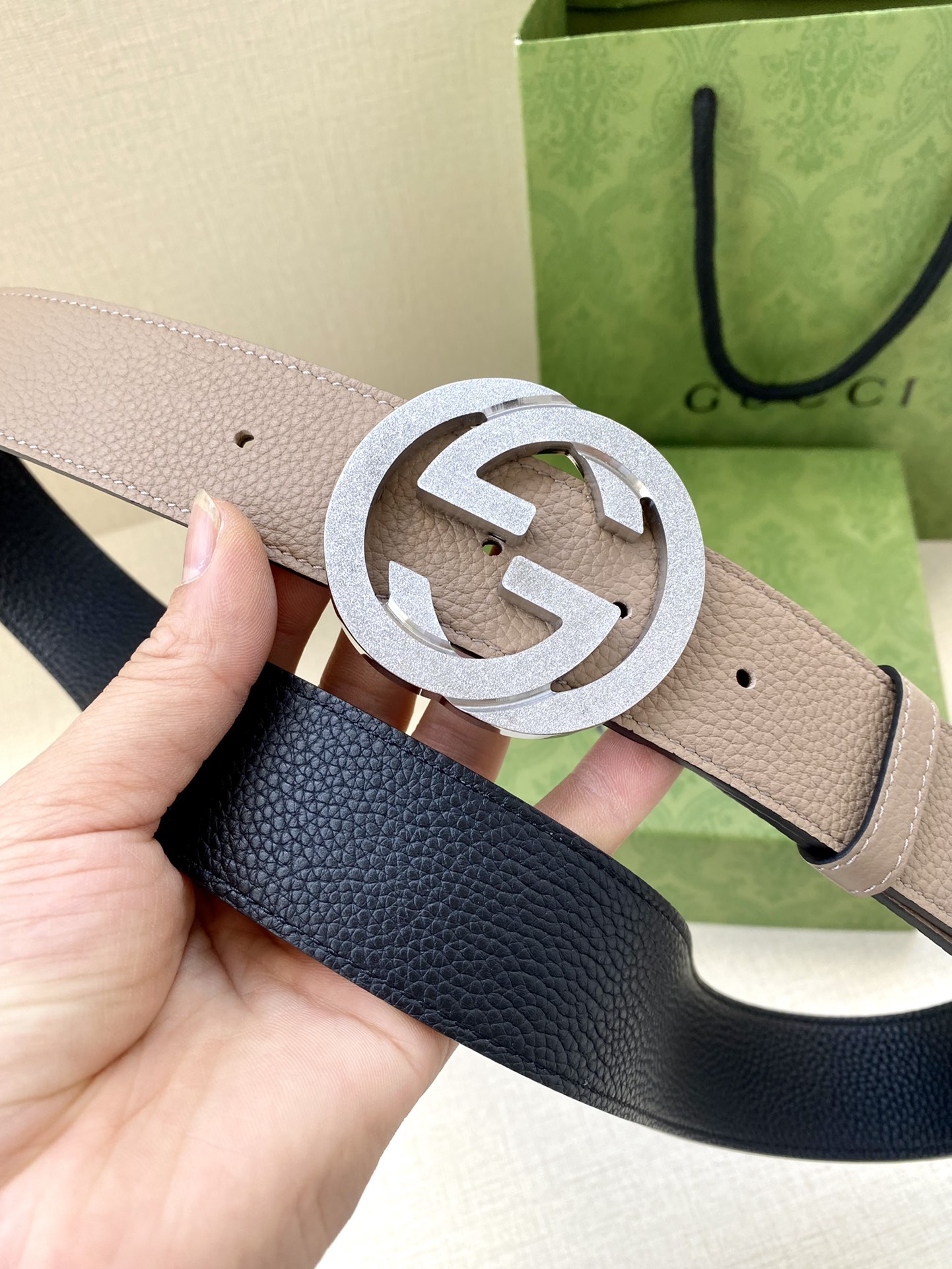 宽度3.8cm GUCCI GG Marmont系列每一季都会推陈出新，为灵感源于70年代的标志性GG配