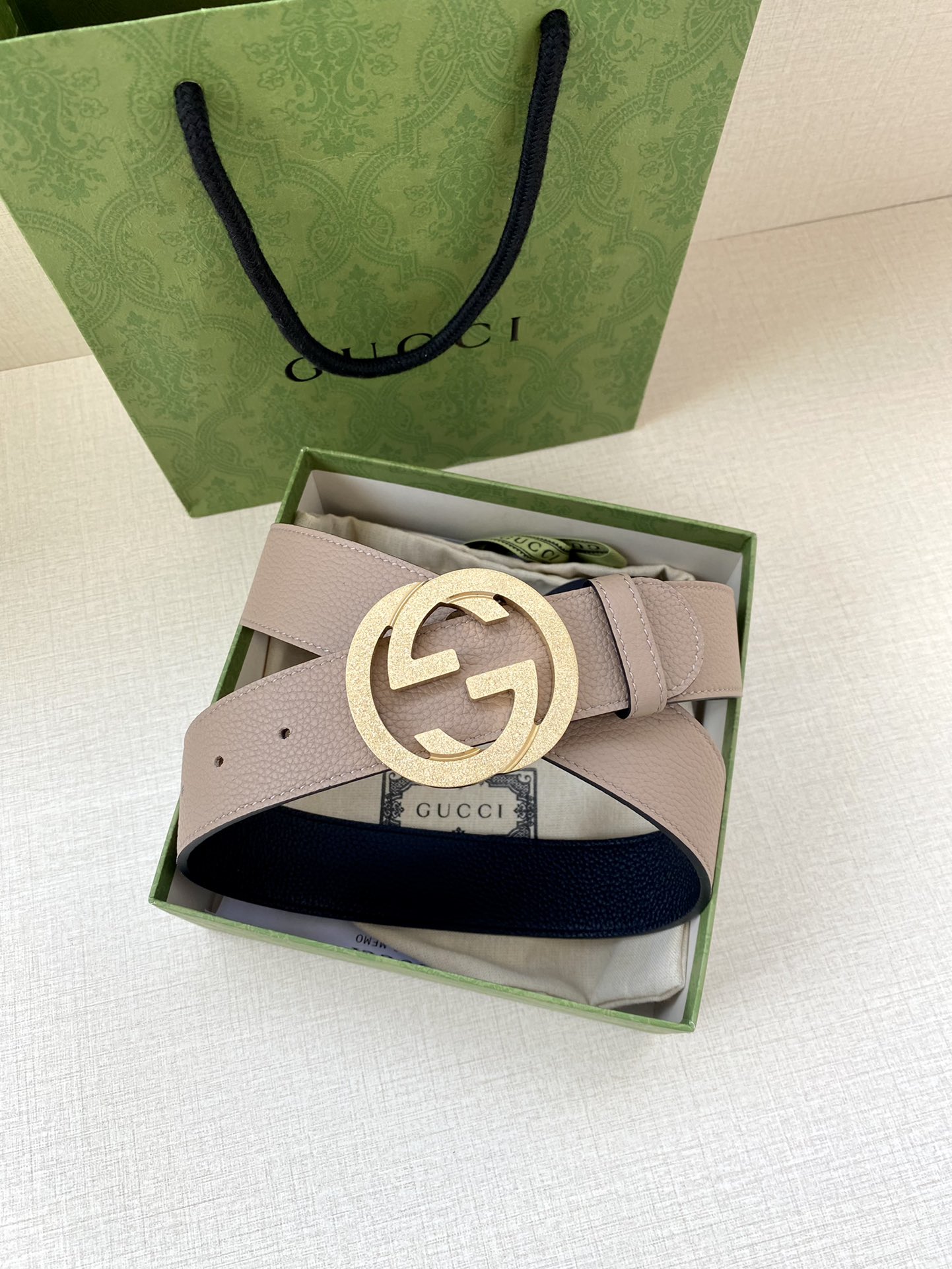 宽度3.8cm GUCCI GG Marmont系列每一季都会推陈出新，为灵感源于70年代的标志性GG配