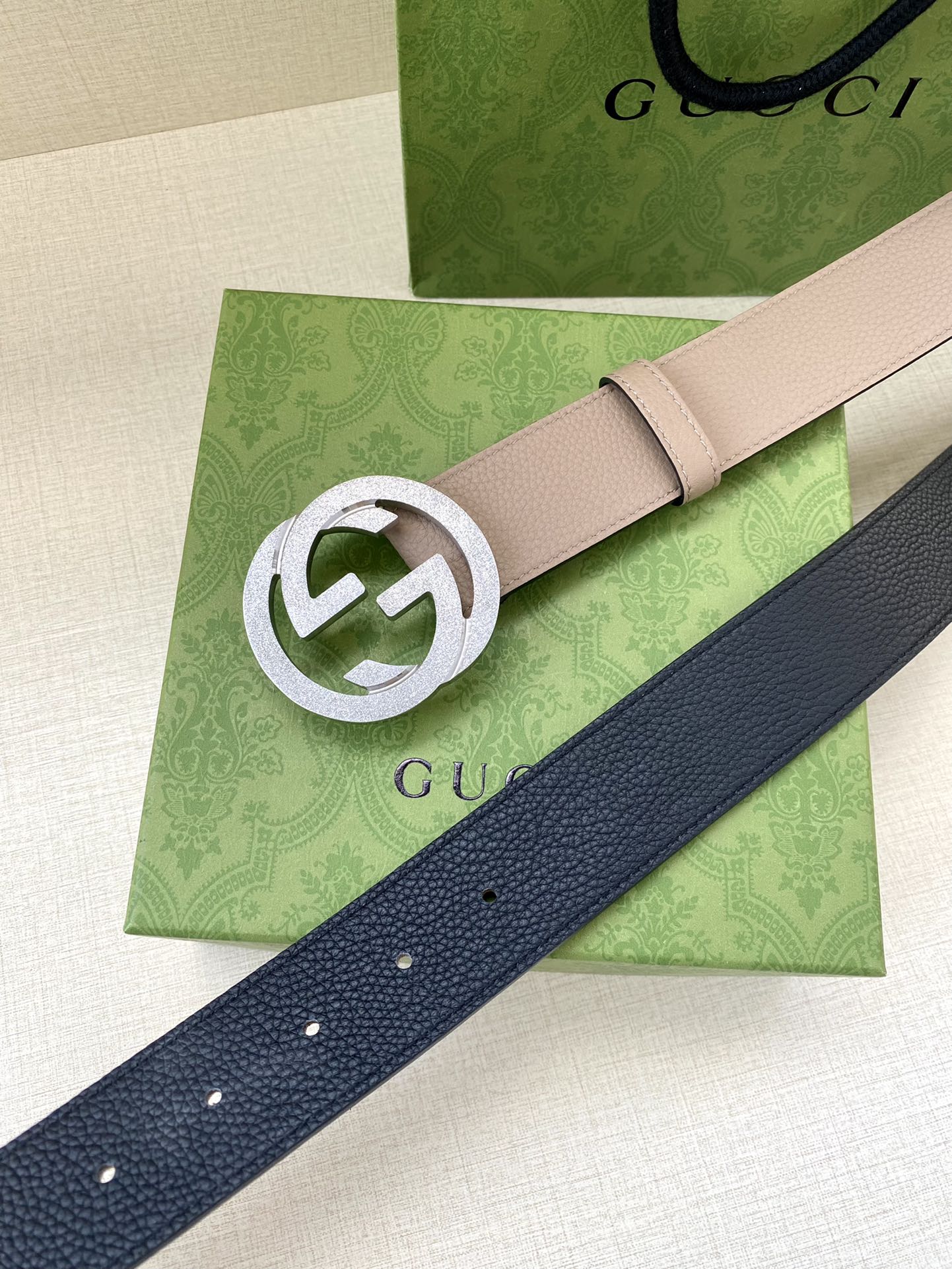 宽度3.8cm GUCCI GG Marmont系列每一季都会推陈出新，为灵感源于70年代的标志性GG配
