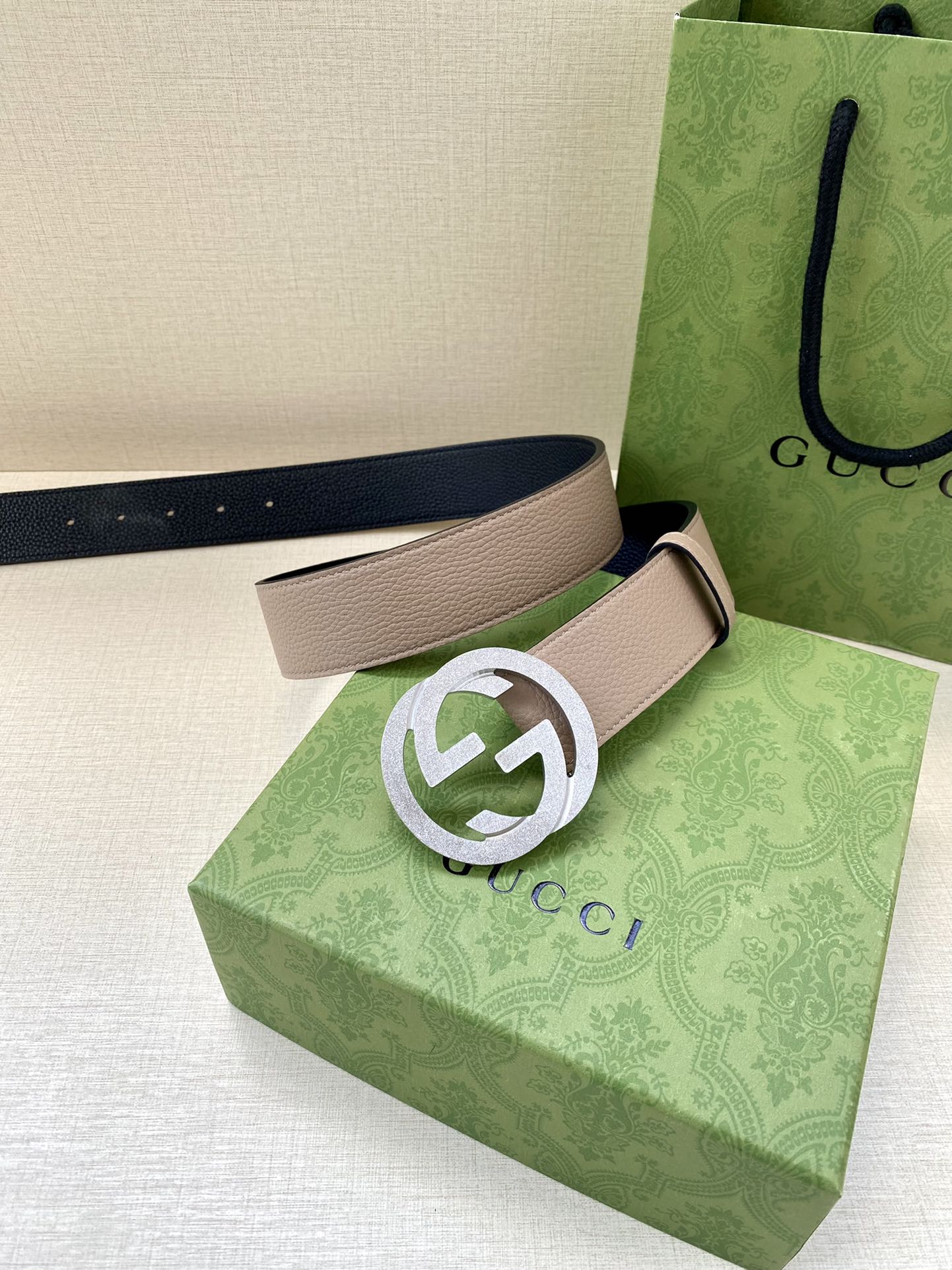 宽度3.8cm GUCCI GG Marmont系列每一季都会推陈出新，为灵感源于70年代的标志性GG配