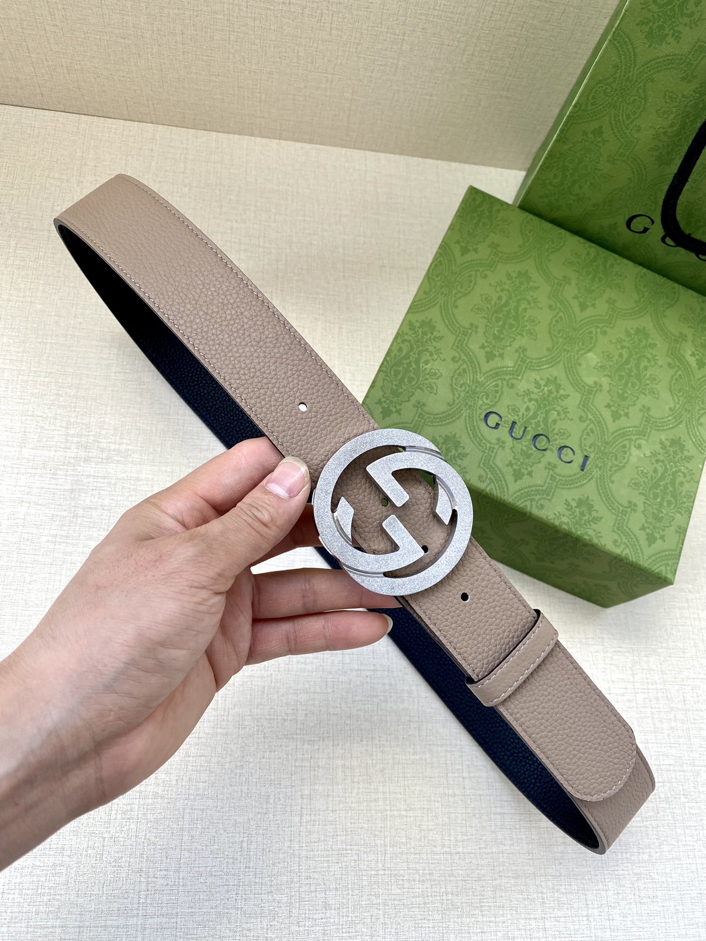 宽度3.8cm GUCCI GG Marmont系列每一季都会推陈出新，为灵感源于70年代的标志性GG配