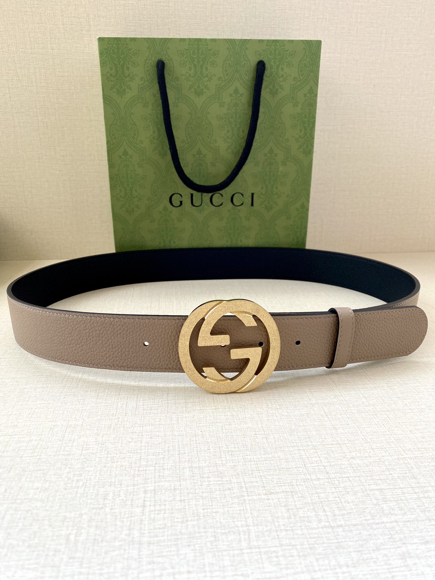 宽度3.8cm GUCCI GG Marmont系列每一季都会推陈出新，为灵感源于70年代的标志性GG配