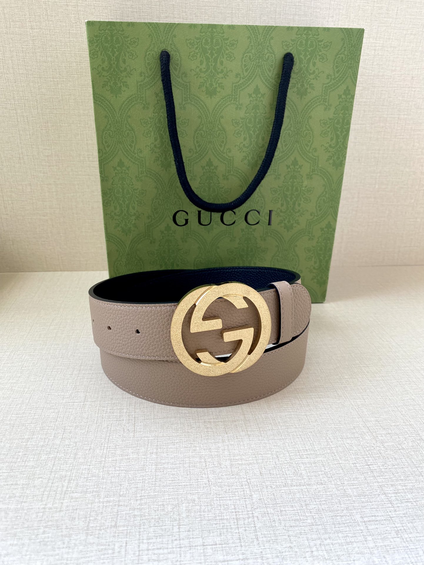 宽度3.8cm GUCCI GG Marmont系列每一季都会推陈出新，为灵感源于70年代的标志性GG配