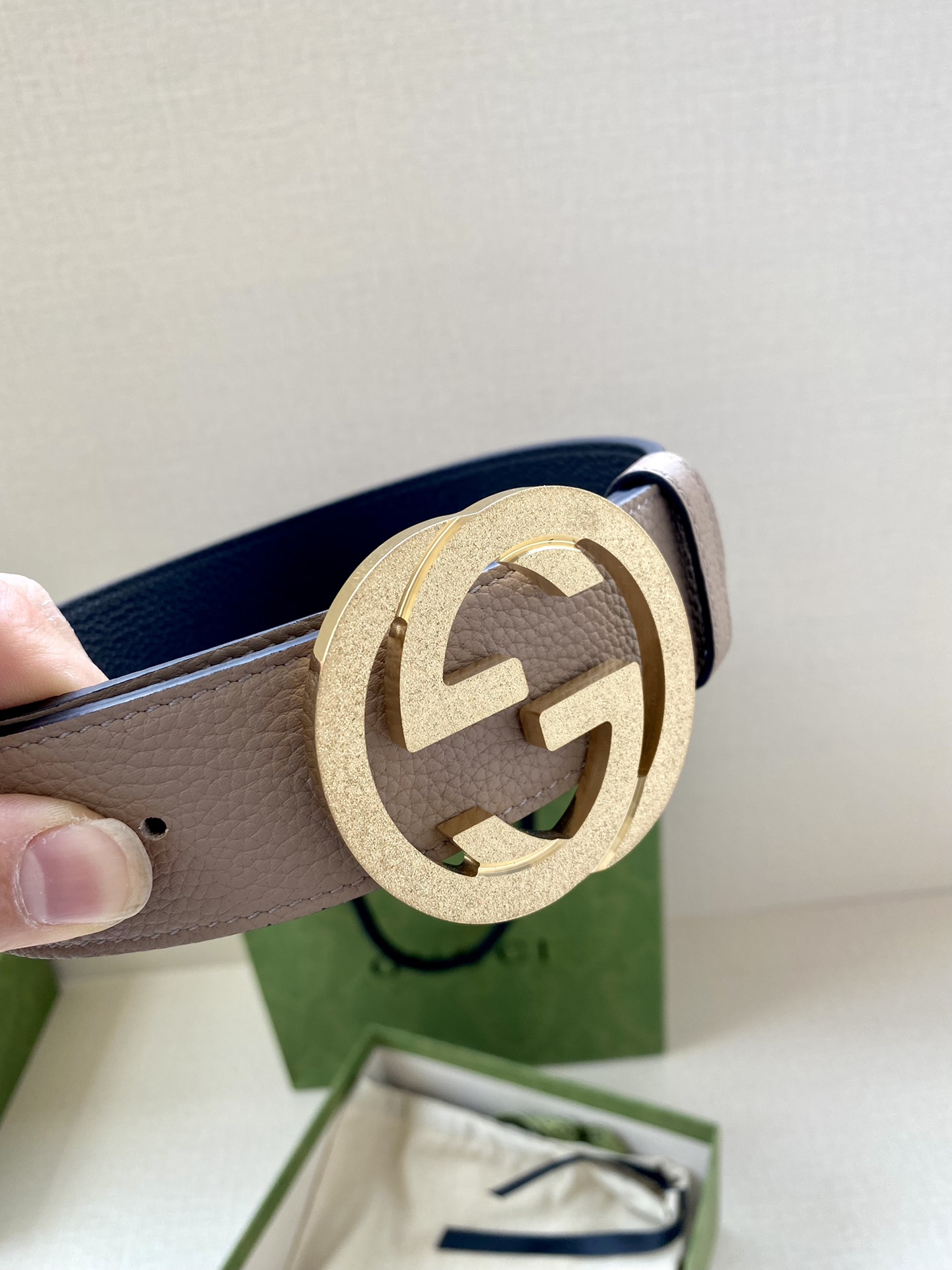 宽度3.8cm GUCCI GG Marmont系列每一季都会推陈出新，为灵感源于70年代的标志性GG配