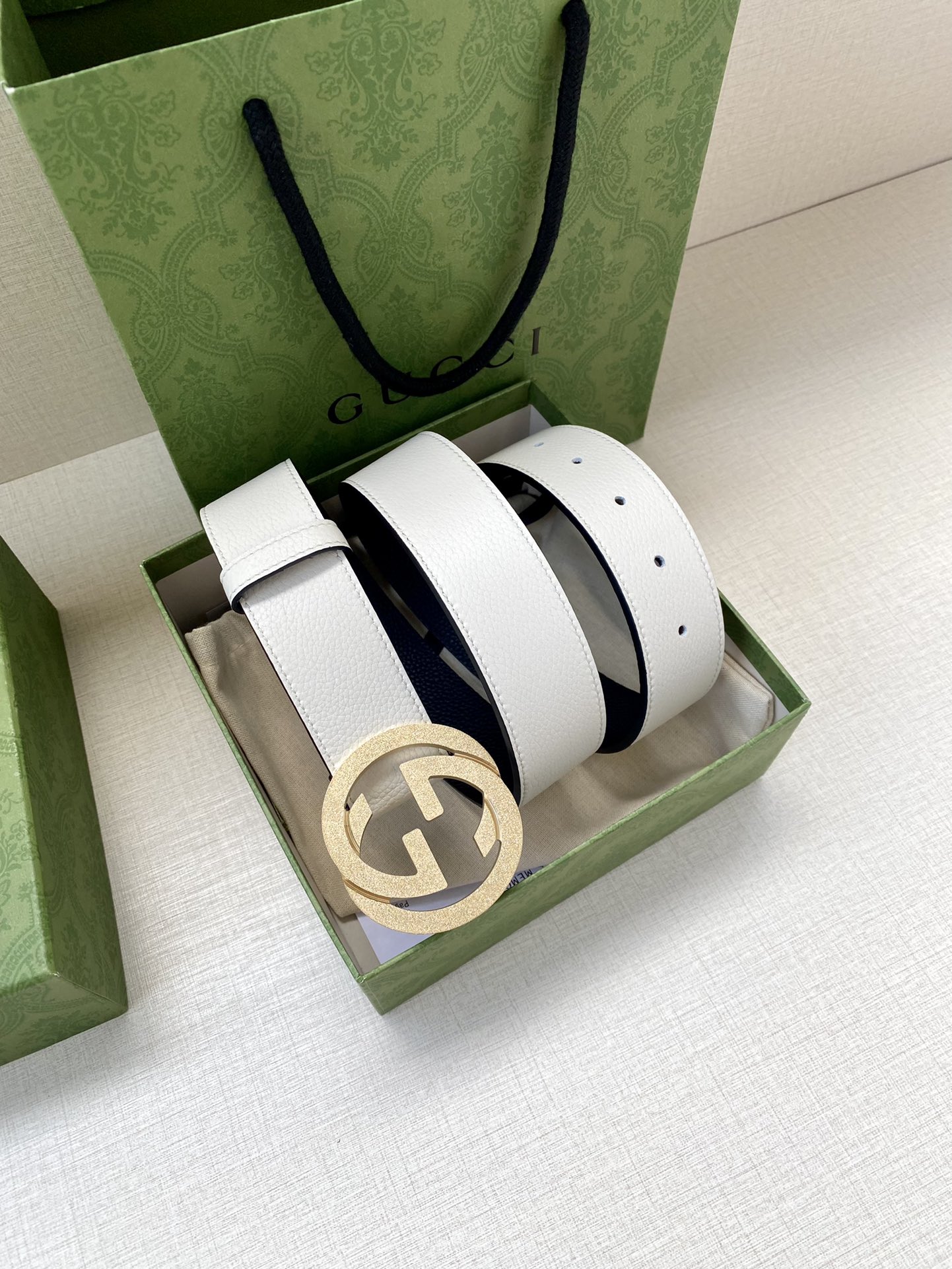 宽度3.8cm GUCCI GG Marmont系列每一季都会推陈出新，为灵感源于70年代的标志性GG配