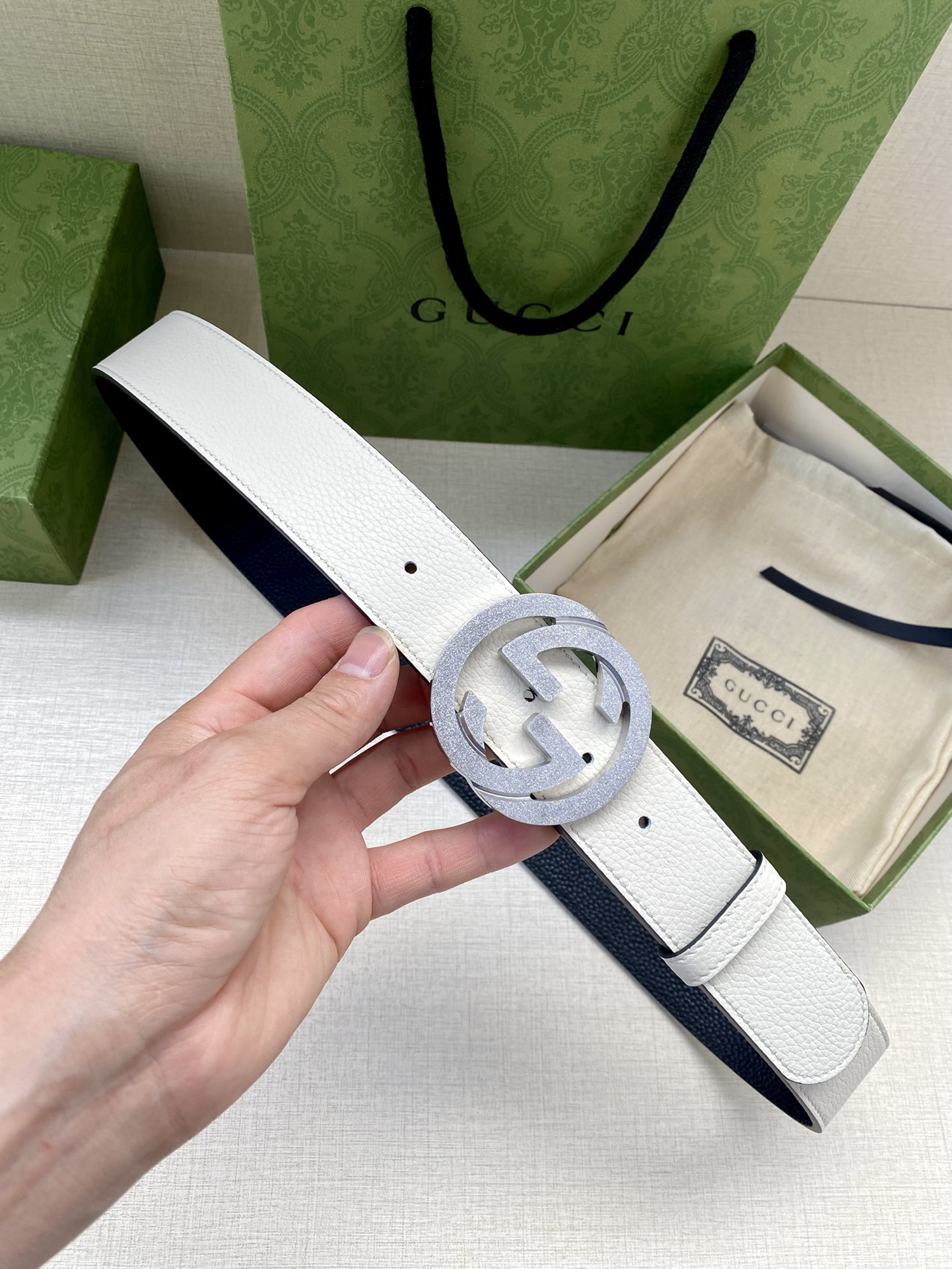 宽度3.8cm GUCCI GG Marmont系列每一季都会推陈出新，为灵感源于70年代的标志性GG配