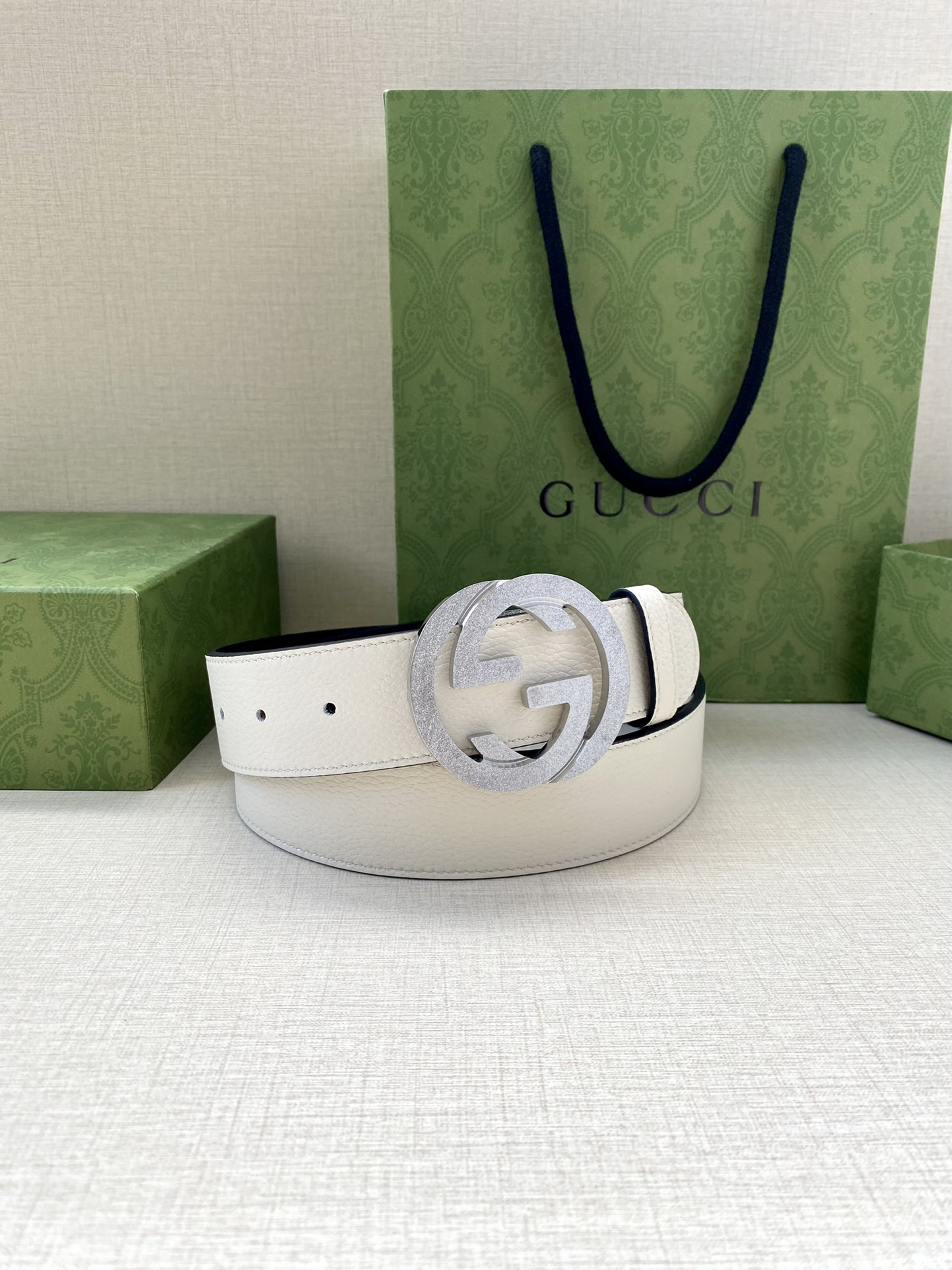 宽度3.8cm GUCCI GG Marmont系列每一季都会推陈出新，为灵感源于70年代的标志性GG配
