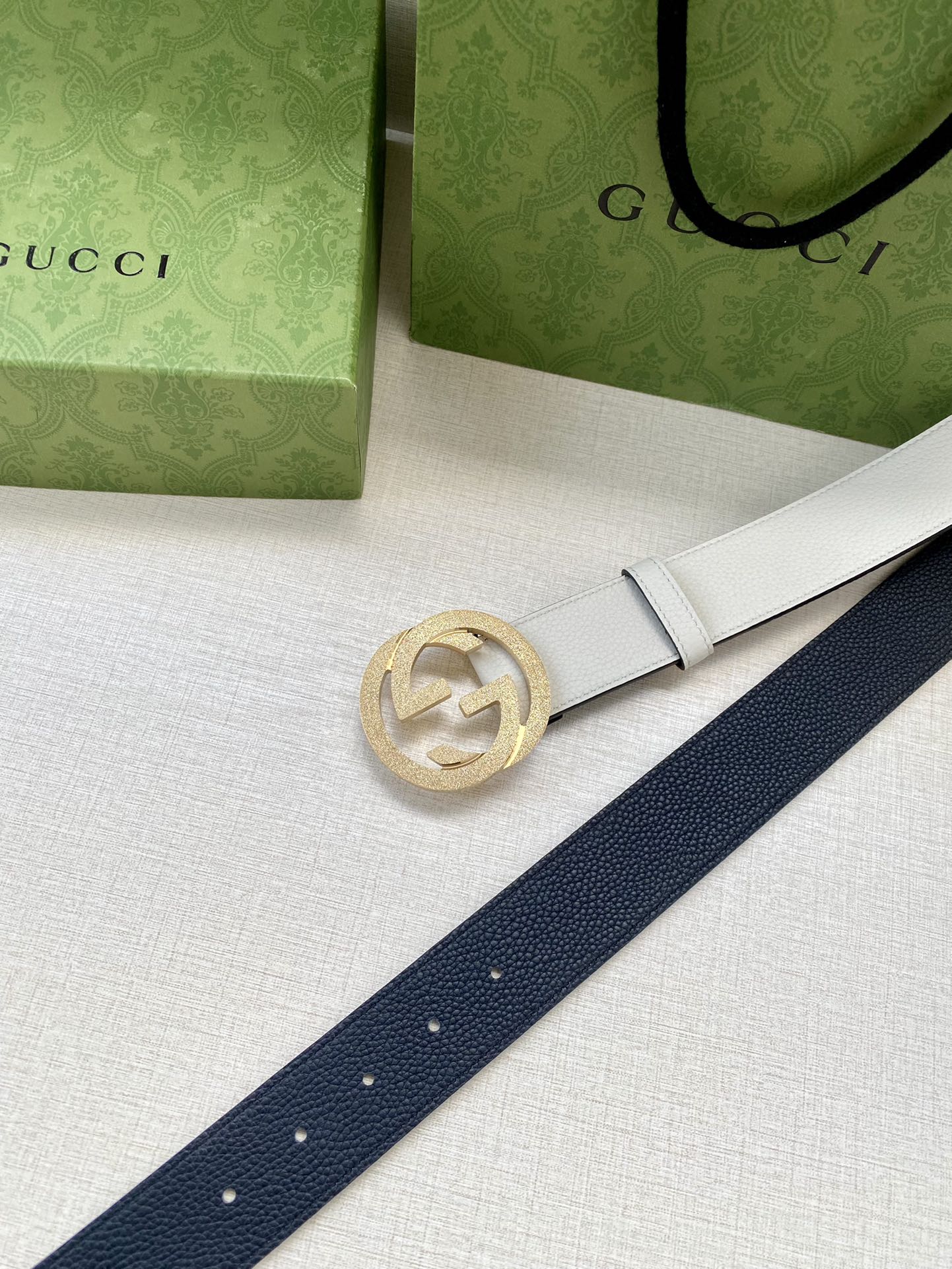 宽度3.8cm GUCCI GG Marmont系列每一季都会推陈出新，为灵感源于70年代的标志性GG配