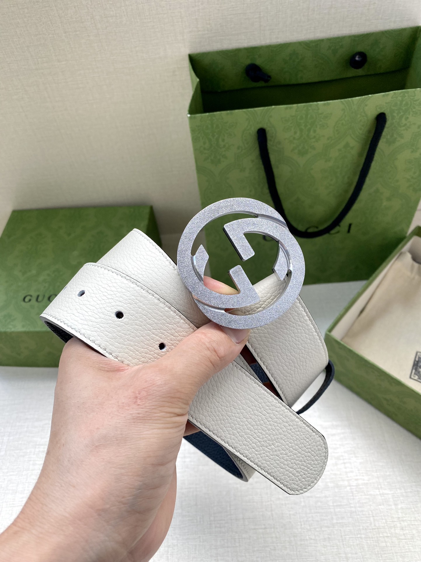 宽度3.8cm GUCCI GG Marmont系列每一季都会推陈出新，为灵感源于70年代的标志性GG配