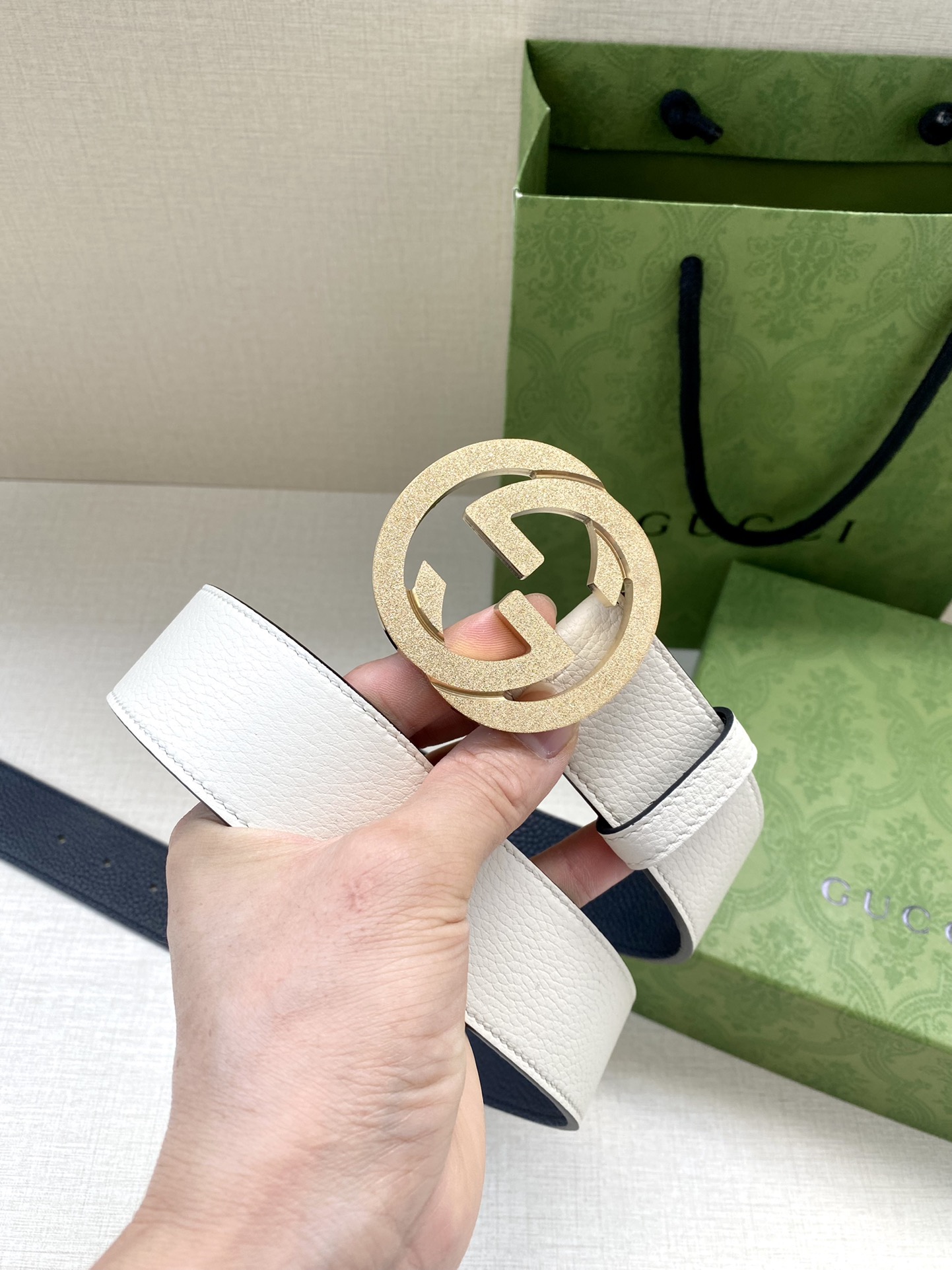 宽度3.8cm GUCCI GG Marmont系列每一季都会推陈出新，为灵感源于70年代的标志性GG配