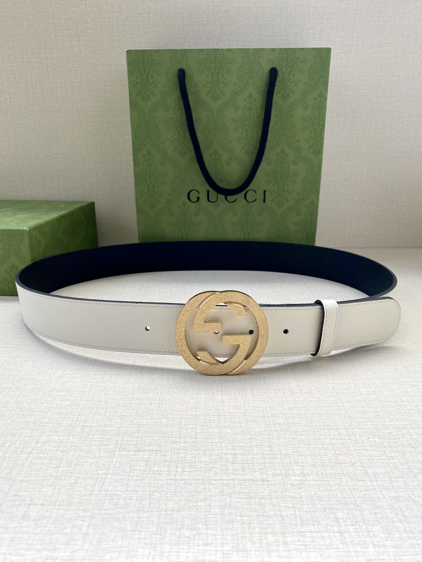 宽度3.8cm GUCCI GG Marmont系列每一季都会推陈出新，为灵感源于70年代的标志性GG配
