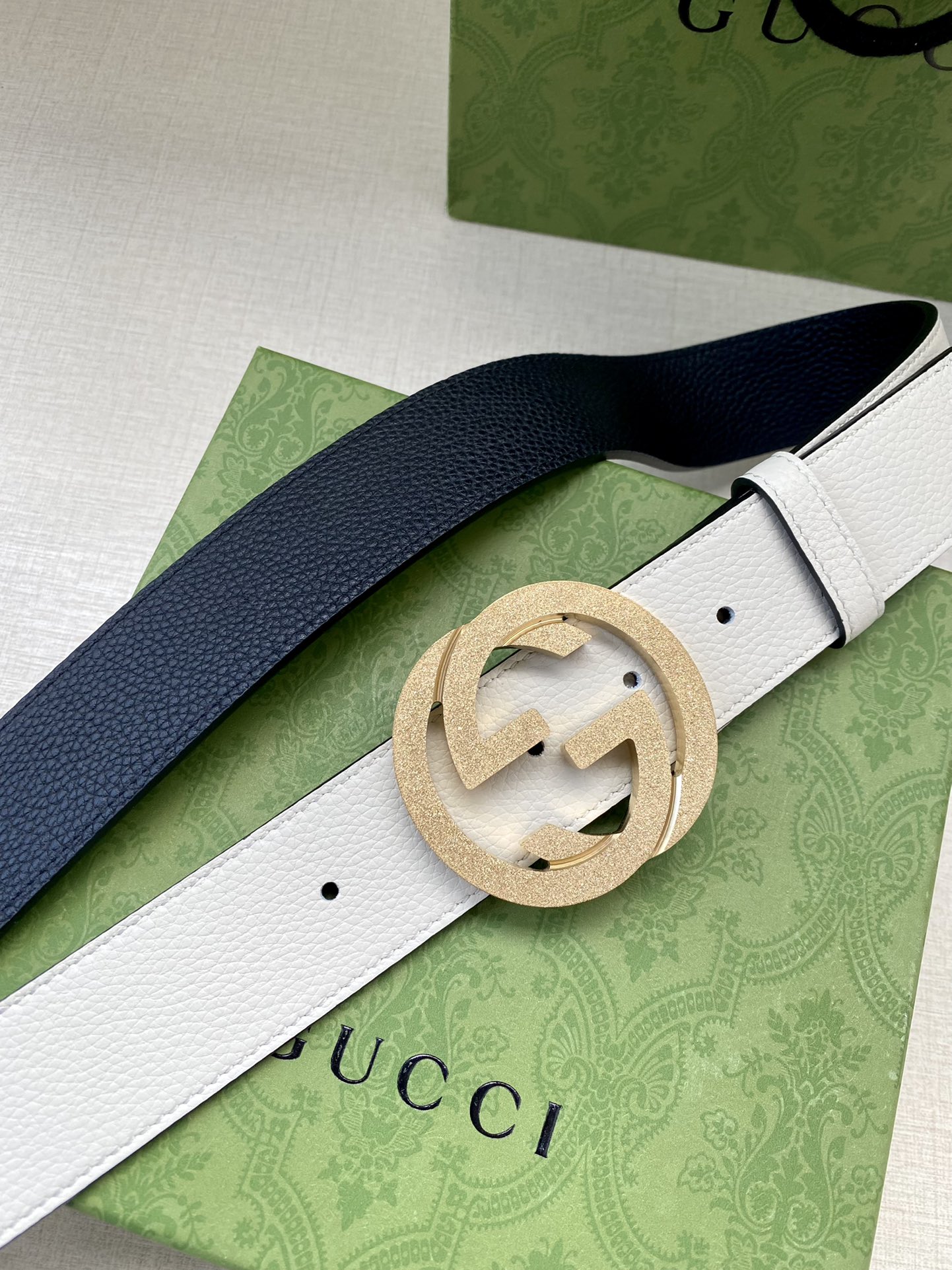 宽度3.8cm GUCCI GG Marmont系列每一季都会推陈出新，为灵感源于70年代的标志性GG配