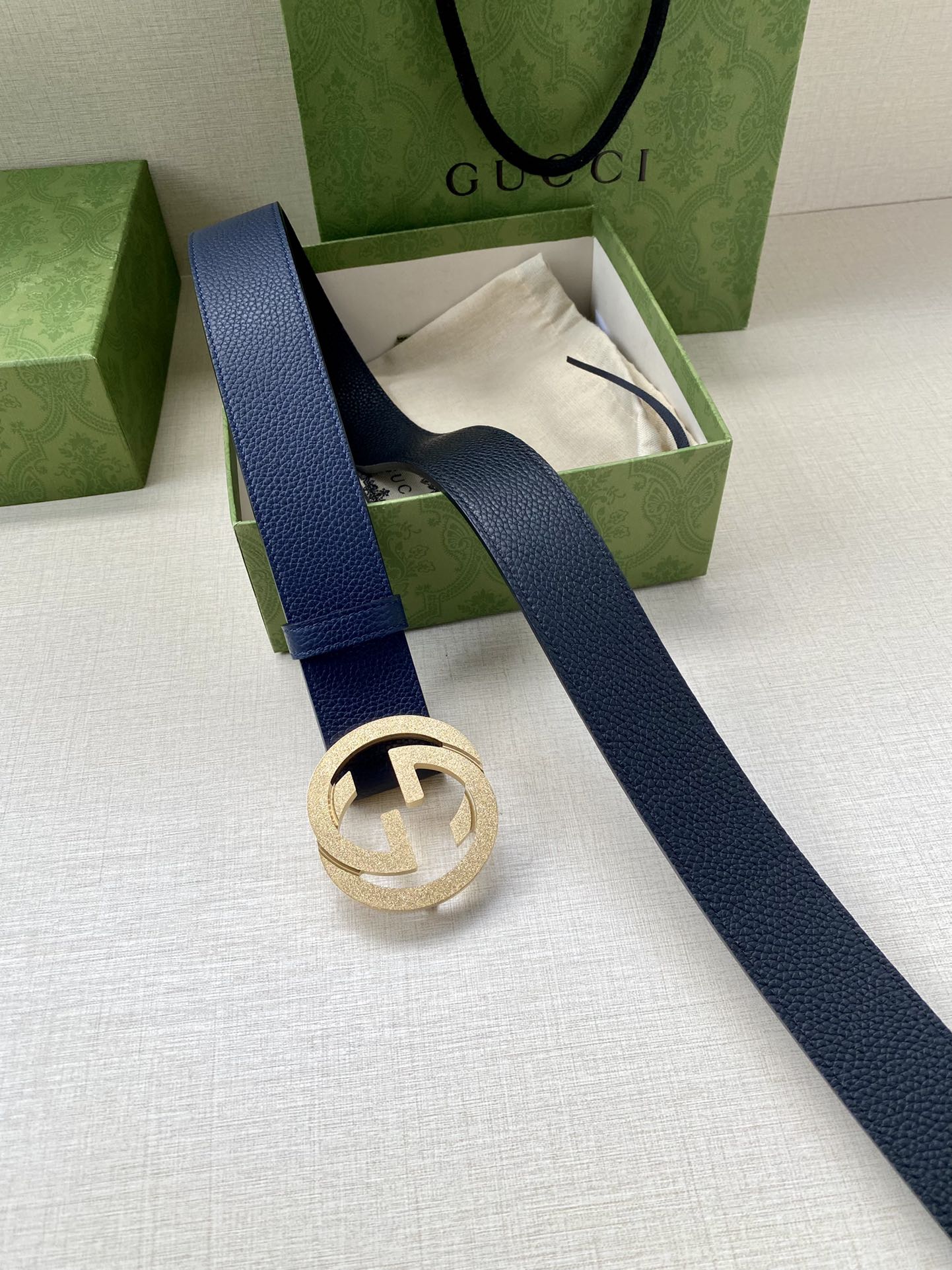 宽度3.8cm GUCCI GG Marmont系列每一季都会推陈出新，为灵感源于70年代的标志性GG配